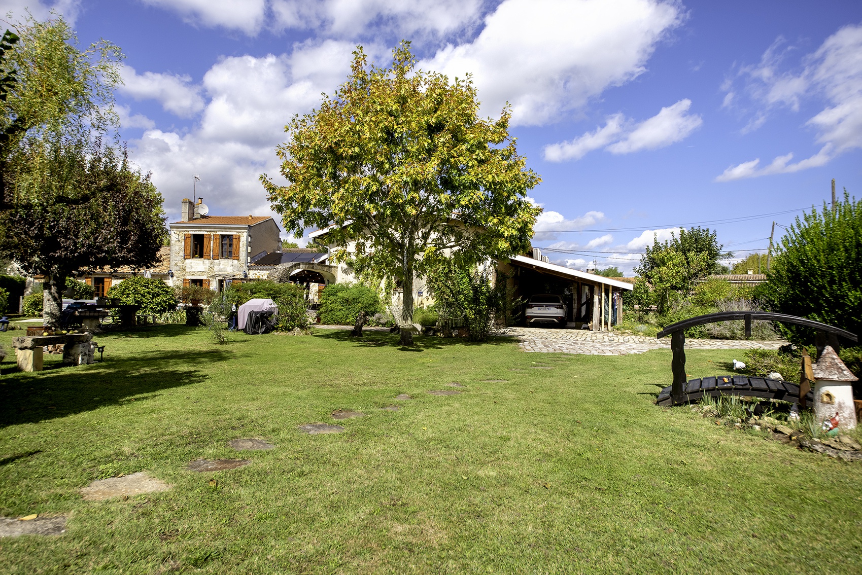 Achat immobilier Maison 8 pièces  260m2 à Saint-Selve (33650) - Photo n°1