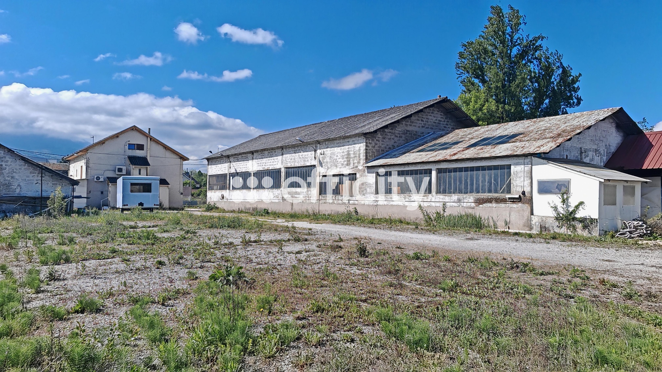 local commercial  - 800m2 à Moirans (38430)