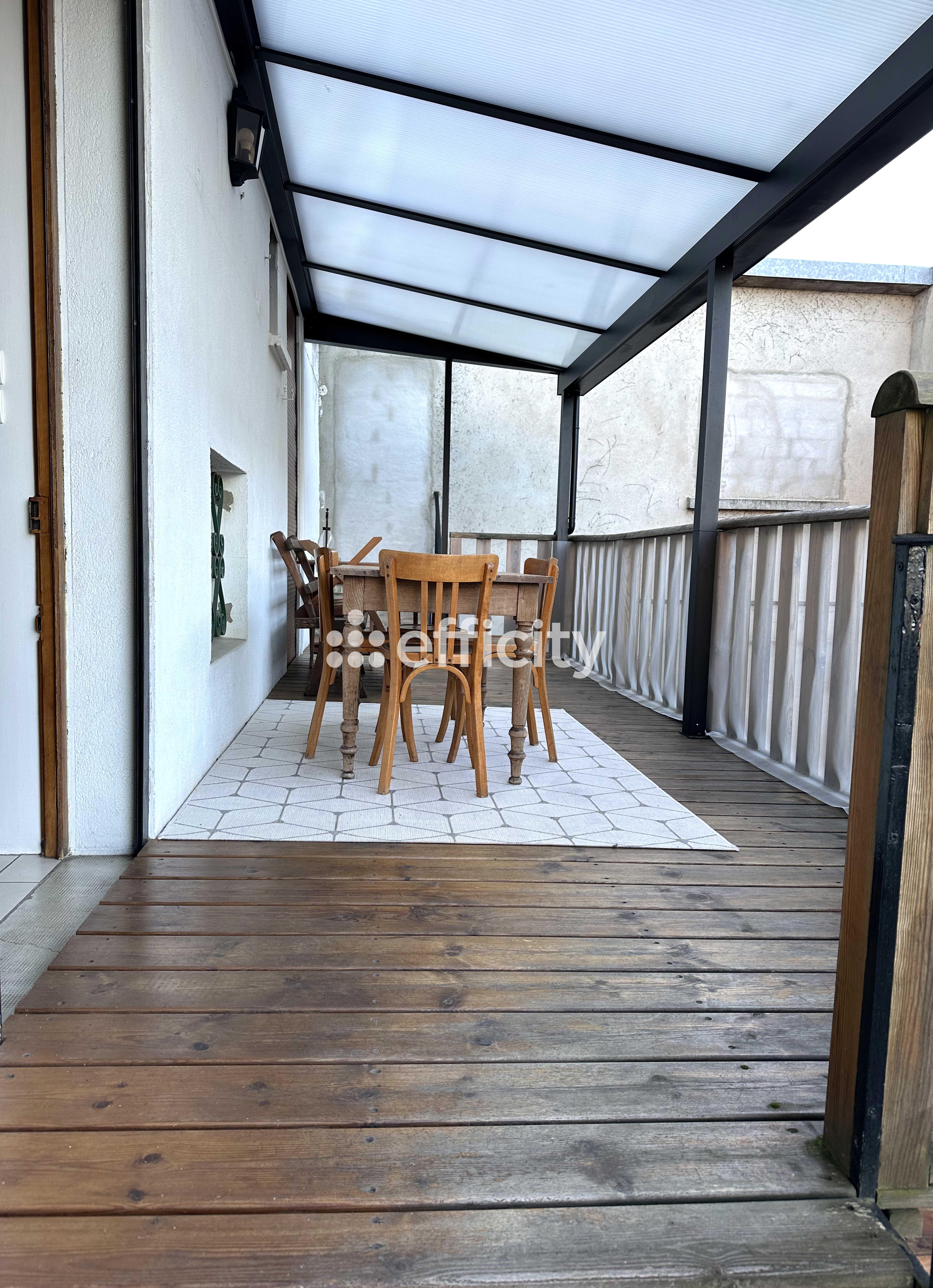 Achat immobilier Maison 8 pièces  215m2 à Saint-Denis-de-Cabanne (42750) - Photo n°1