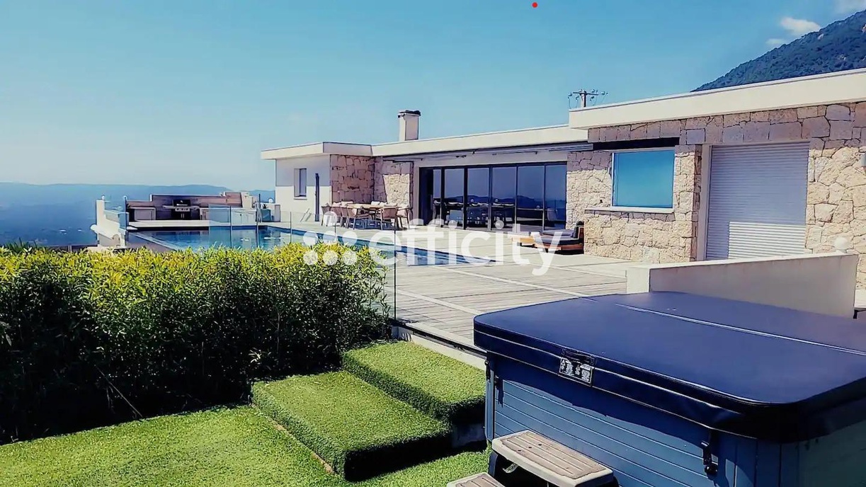 Achat immobilier Maison 13 pièces  330m2 à Porto-Vecchio (20137) - Photo n°1