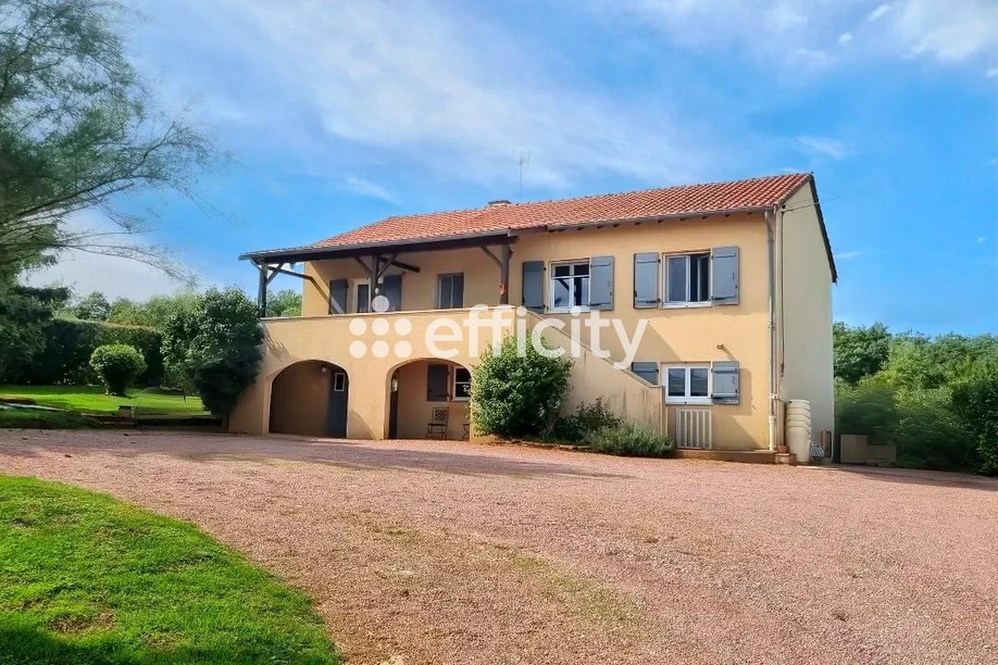 Achat immobilier Maison 8 pièces  135m2 à Azé (71260) - Photo n°1
