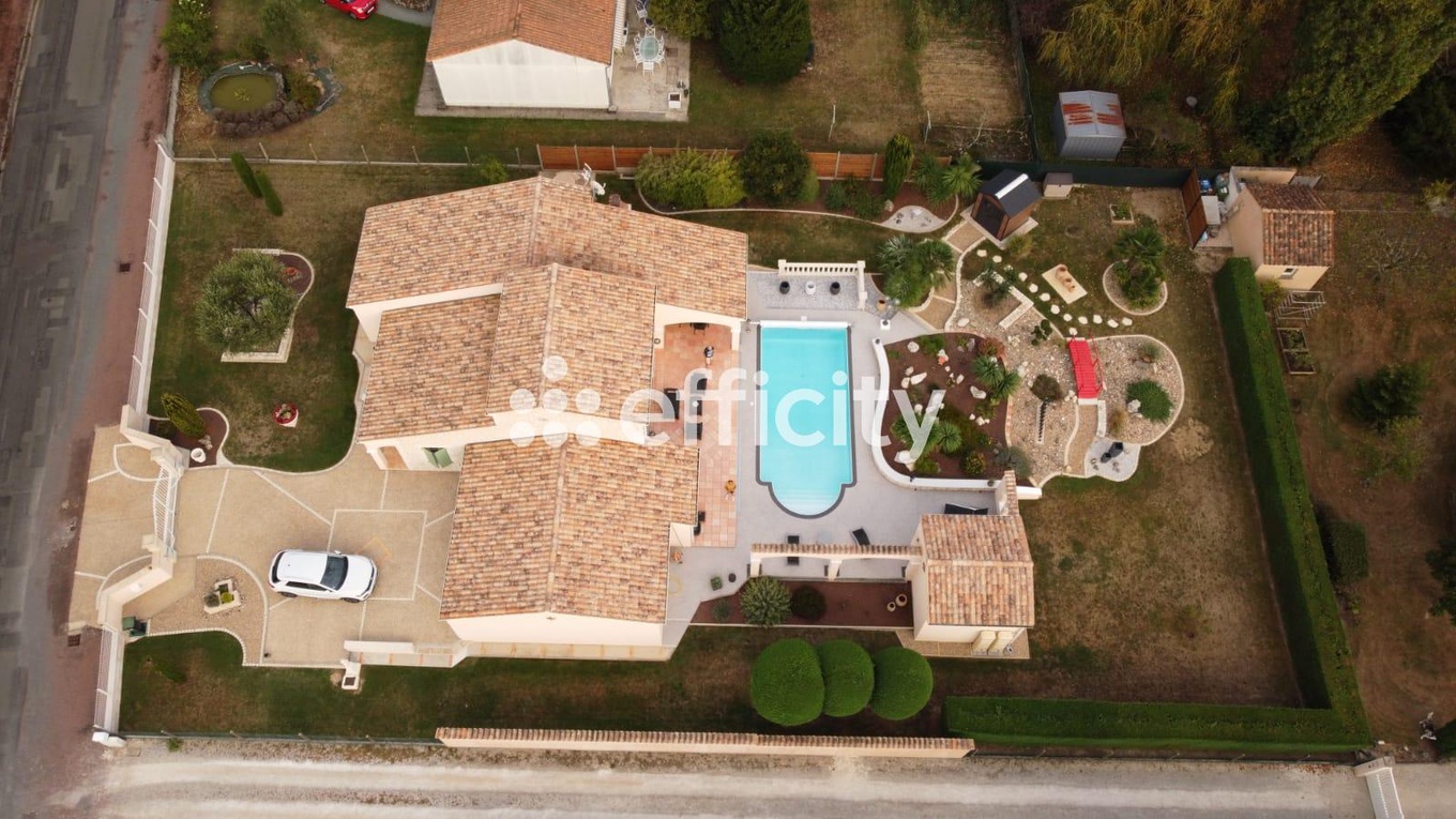 Achat immobilier Maison 5 pièces  152m2 à Saintes (17100) - Photo n°1