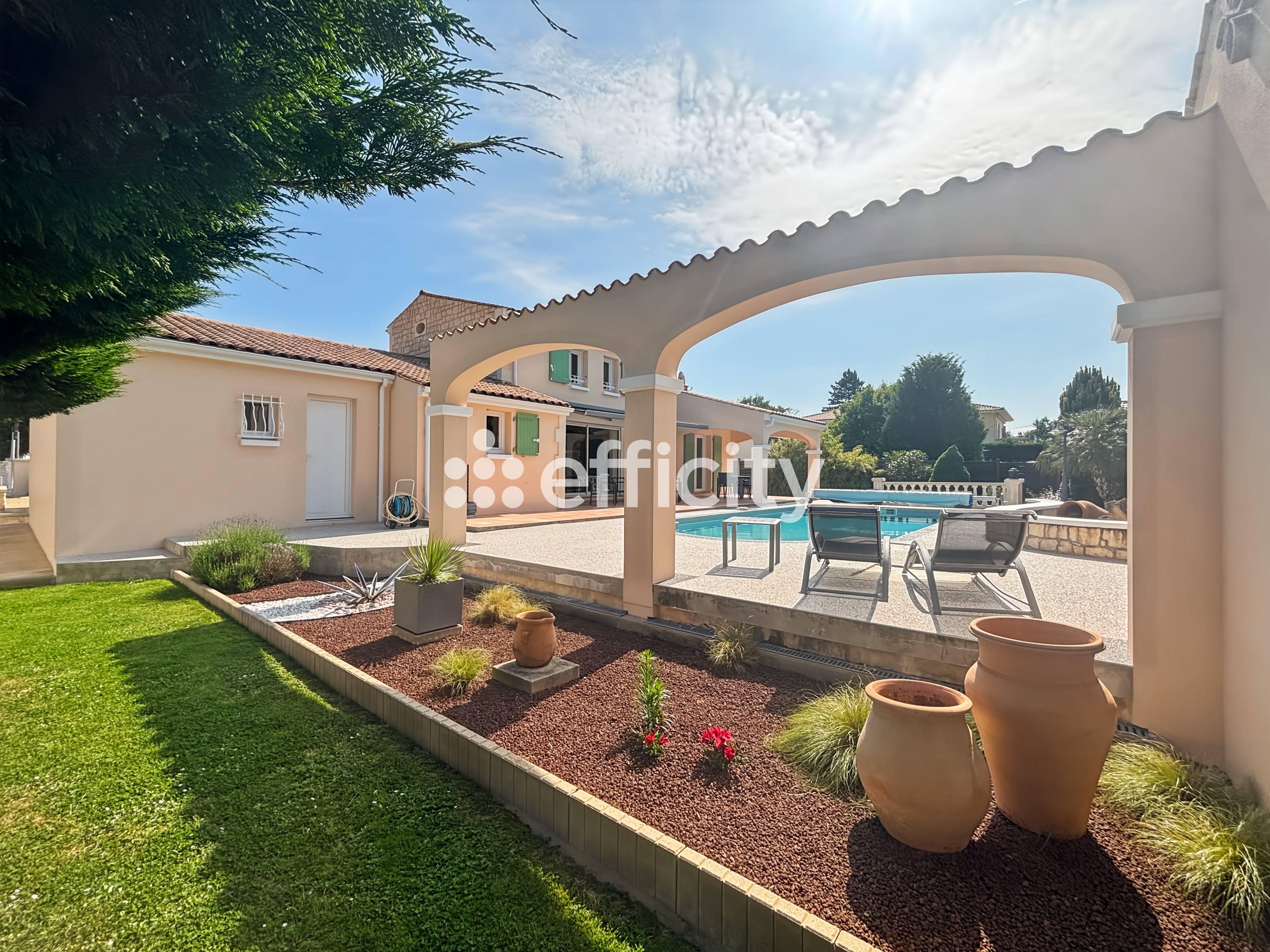 Achat immobilier Maison 5 pièces  152m2 à Saintes (17100) - Photo n°4