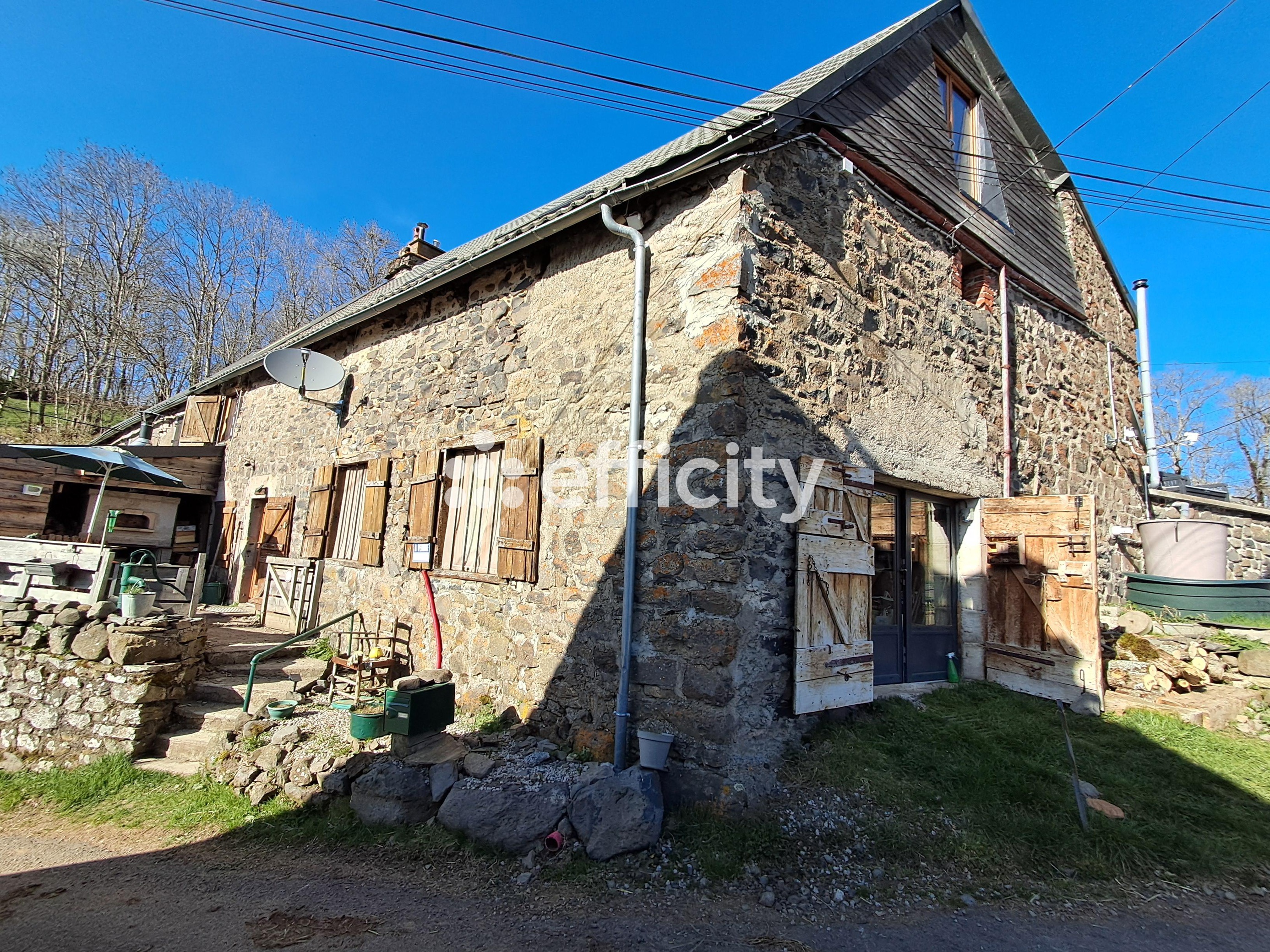 Achat immobilier Maison 6 pièces  122m2 à Marcenat (15190) - Photo n°1