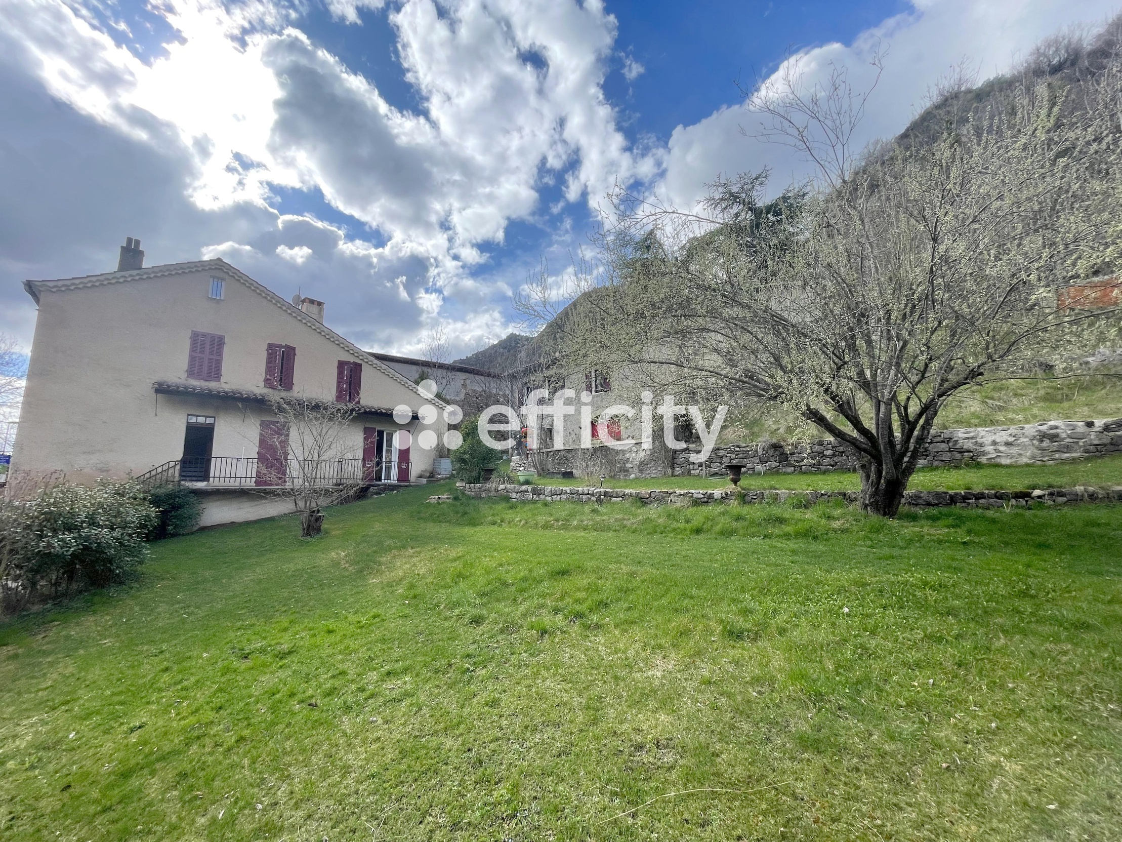 maison 9 pièces - 226m2 à Le Caire (04250)