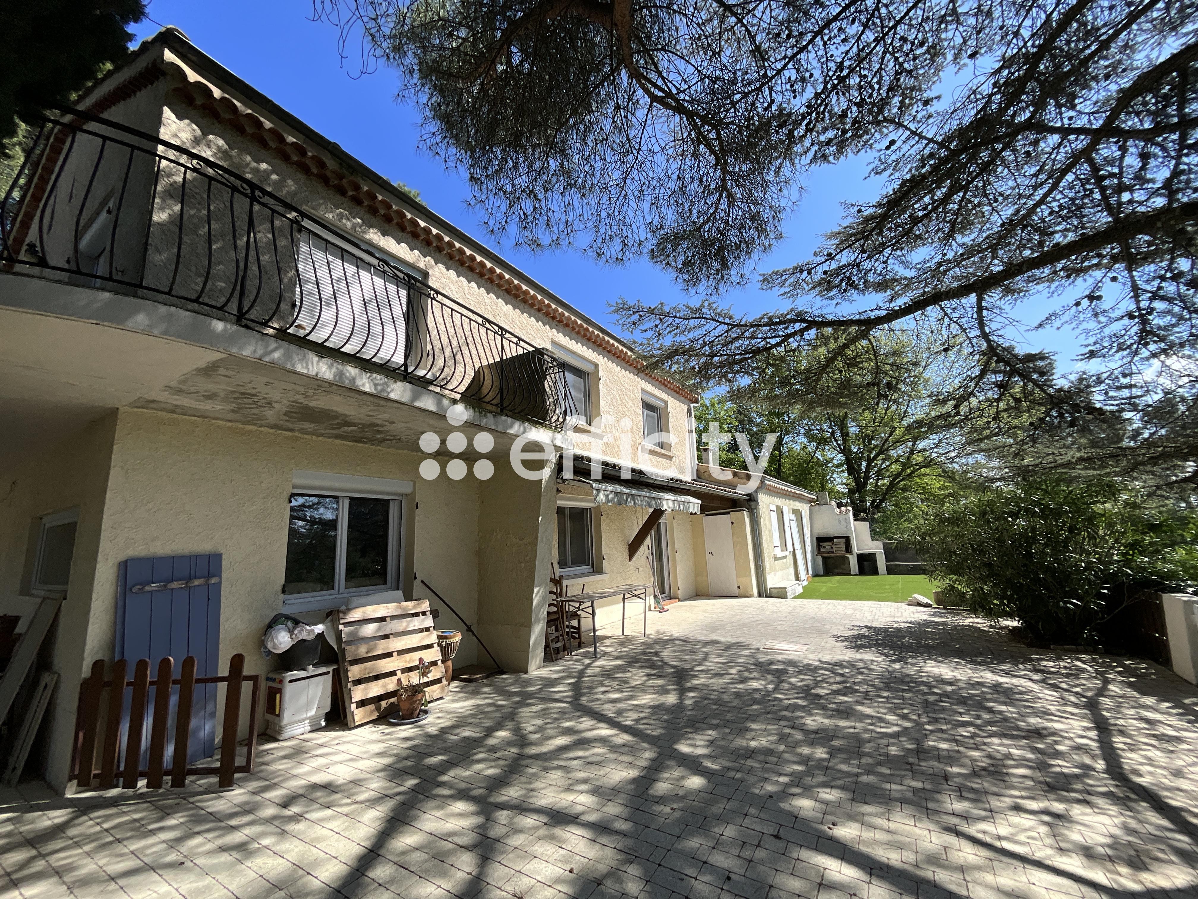 Maison 11 pièces 215 m² · à Coux · 215 m² · 300 000 €