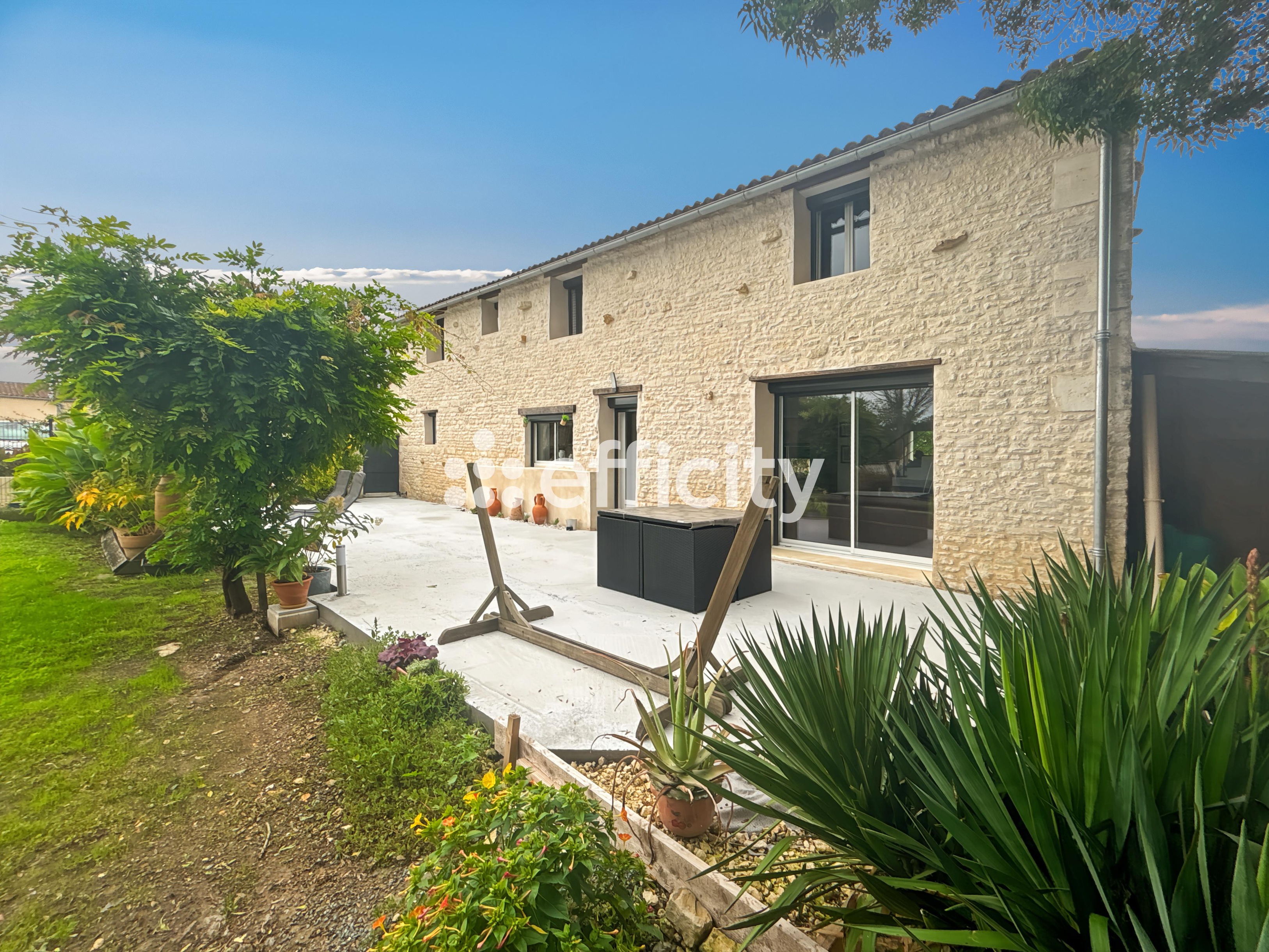 Achat immobilier Maison 6 pièces  192m2 à Nantillé (17770) - Photo n°1