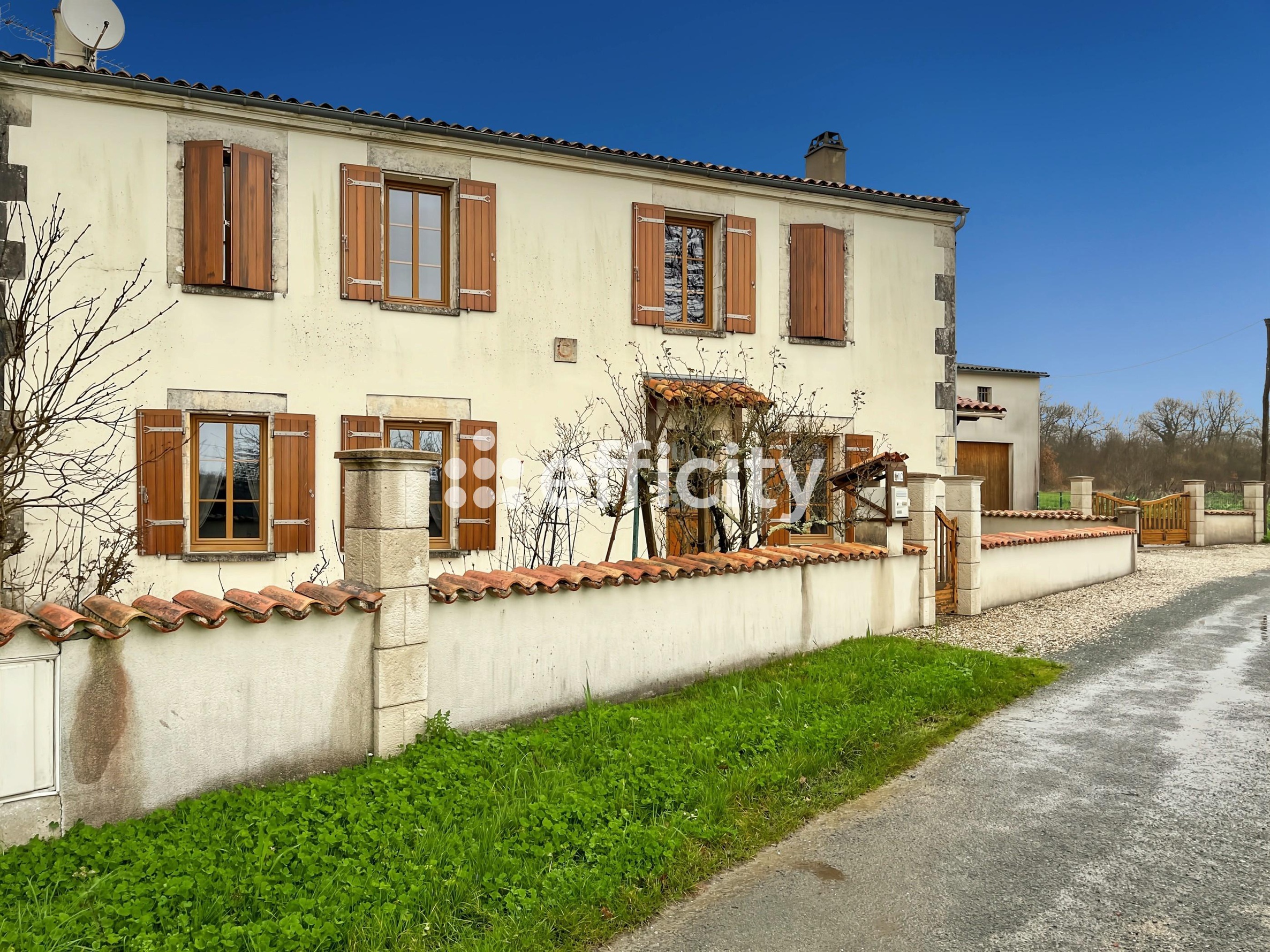 Achat immobilier Maison 9 pièces  183m2 à Chérac (17610) - Photo n°1