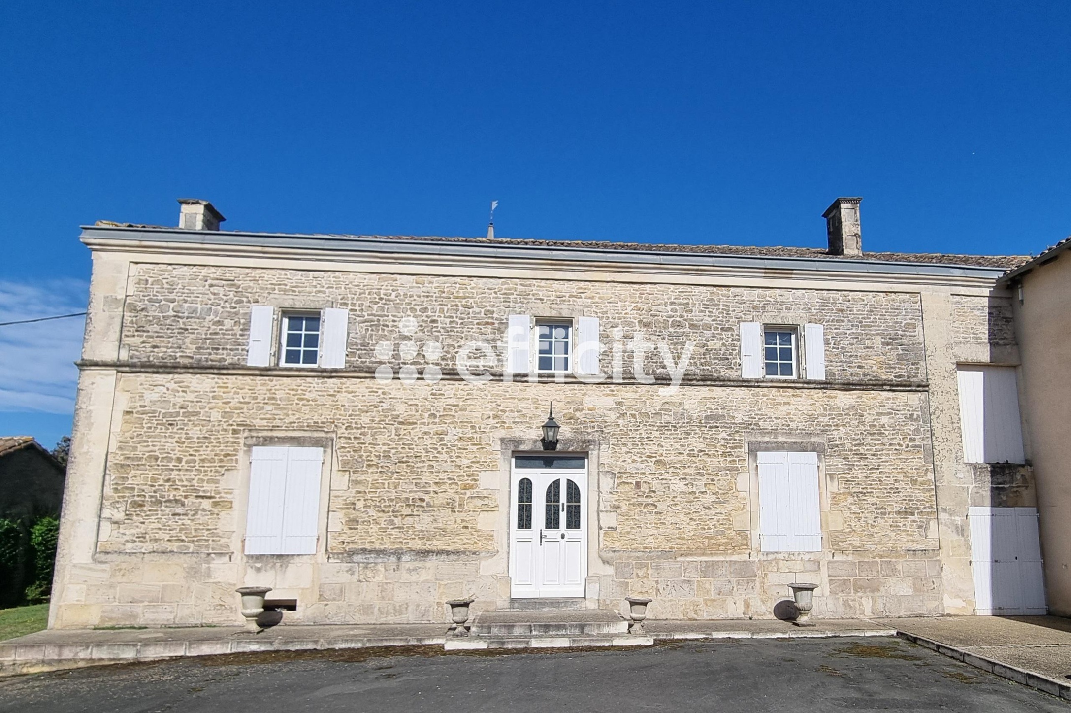 Achat immobilier Maison 5 pièces  206m2 à Villefagnan (16240) - Photo n°1