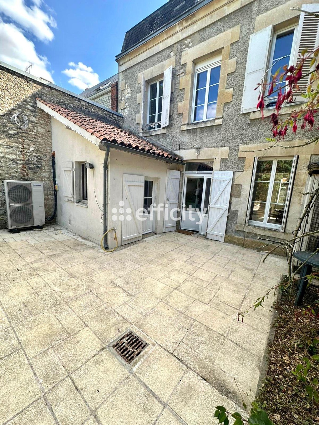 Achat immobilier Maison 8 pièces  190m2 à Fontenay-le-Comte (85200) - Photo n°1