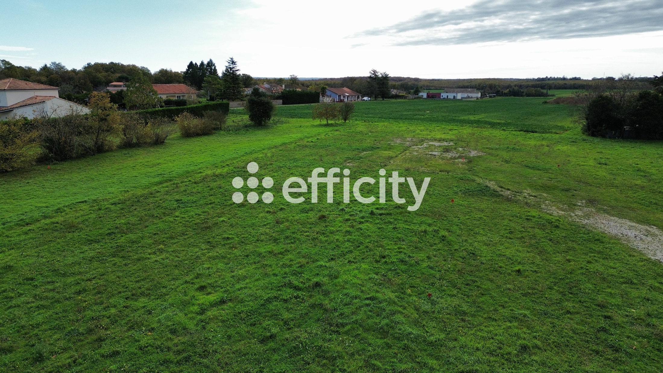 terrain  - 683m2 à Brie (16590)