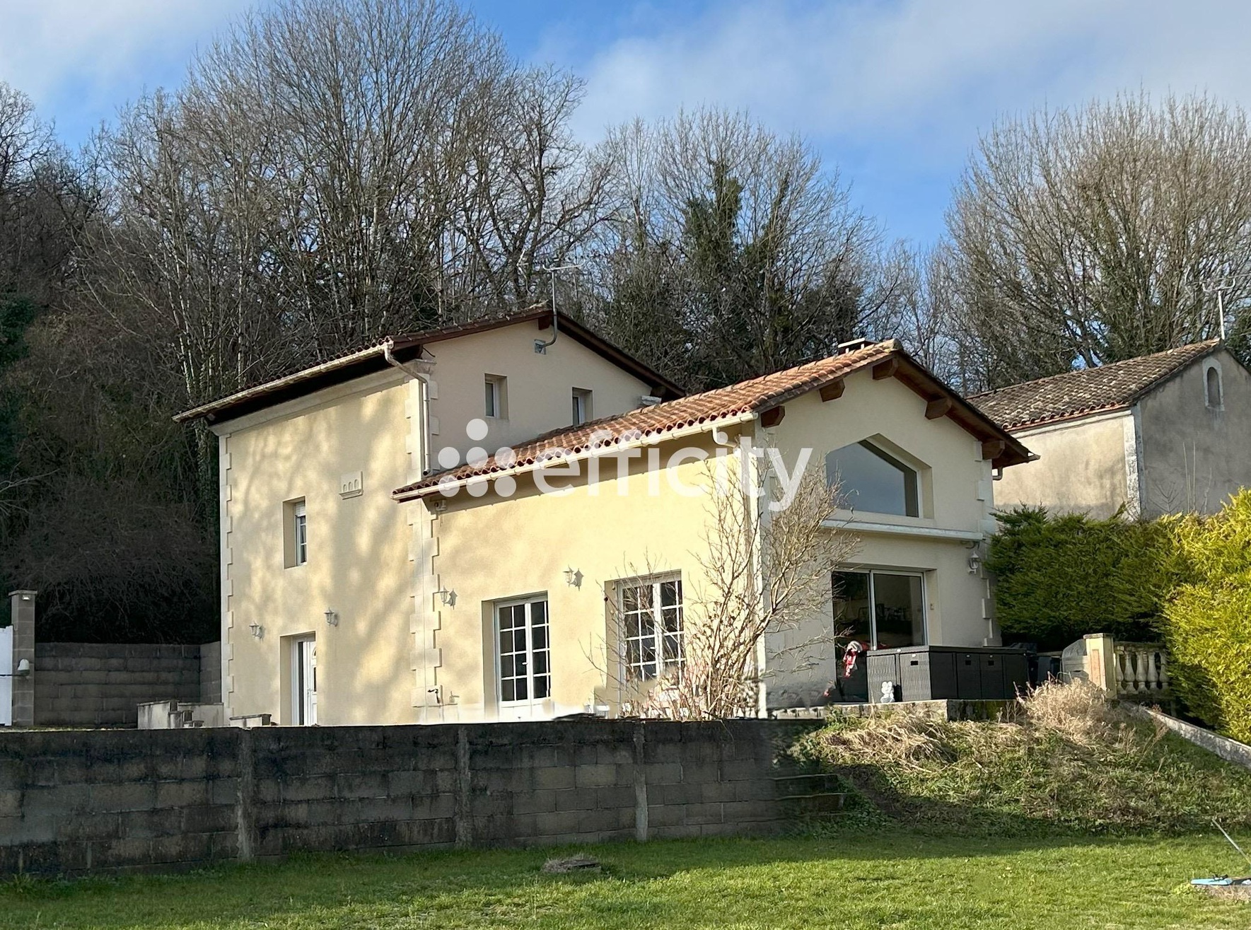 Achat immobilier Maison 4 pièces  130m2 à Vœuil-et-Giget (16400) - Photo n°1