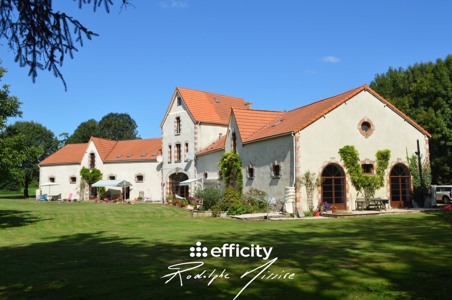 Achat immobilier Maison 30 pièces  815m2 à Coulonges-sur-l'Autize (79160) - Photo n°1