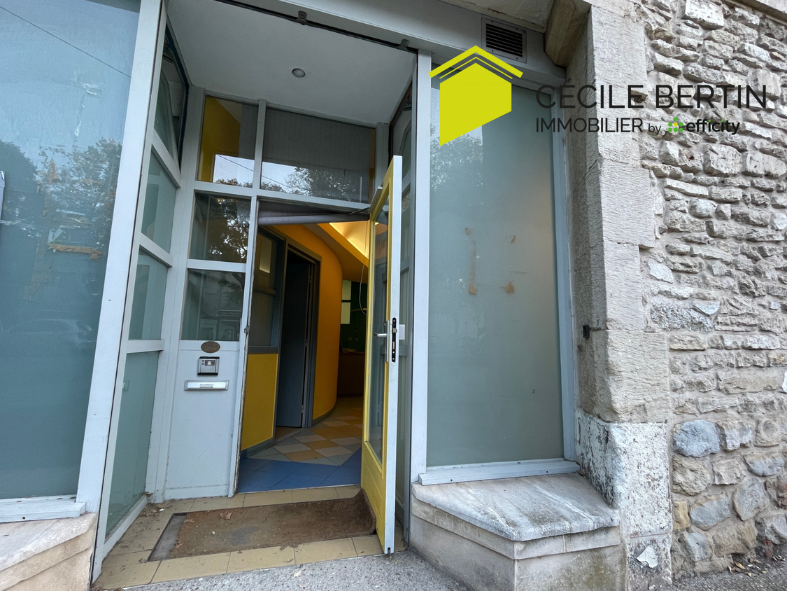 local commercial 3 pièces - 52m2 à Arles (13200)