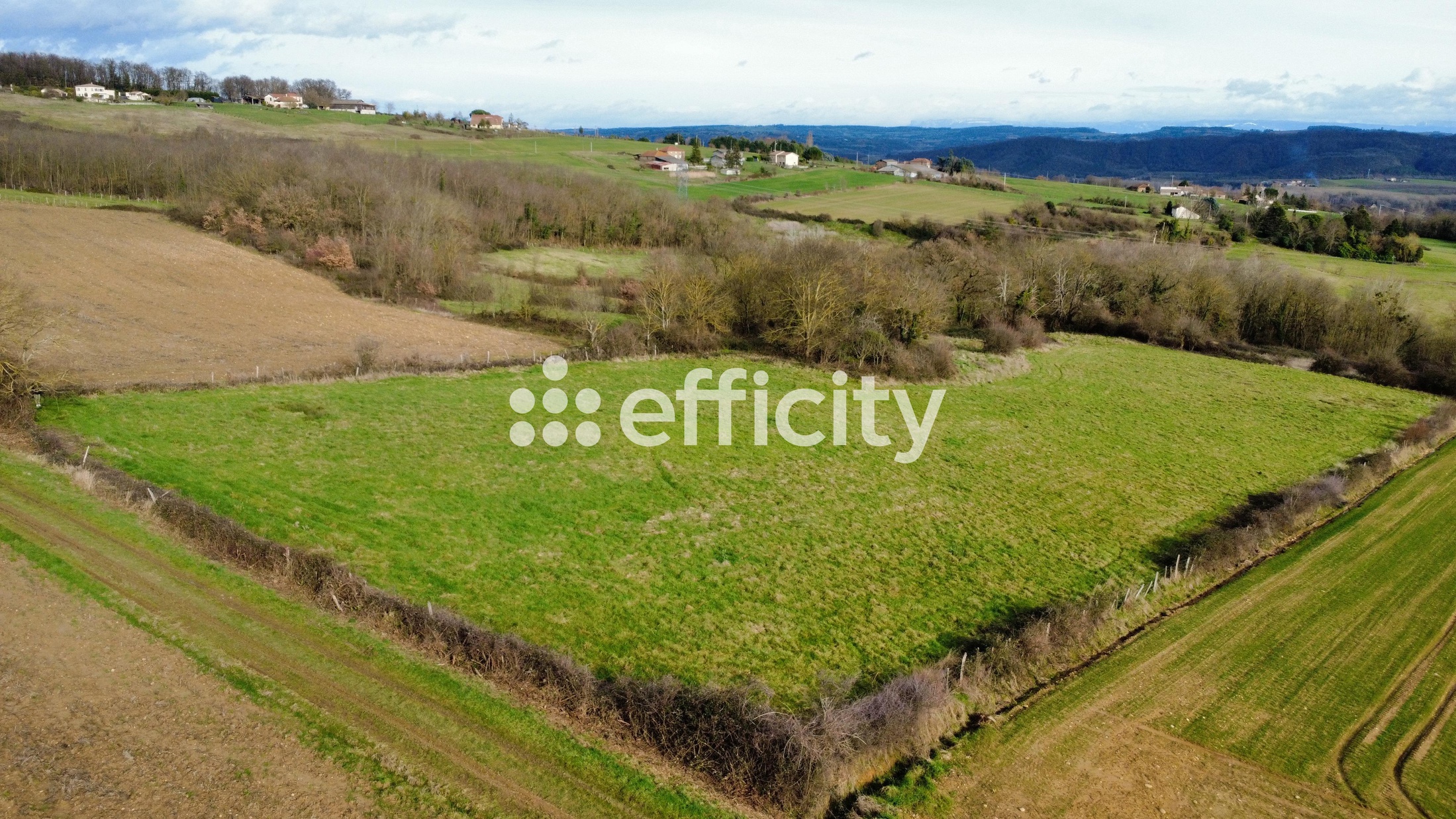 terrain  - 32610m2 à Saint-Jean-de-Galaure (26240)
