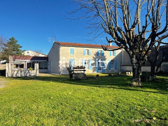 Achat immobilier Maison 7 pièces  150m2 à Semussac (17120) - Photo n°1