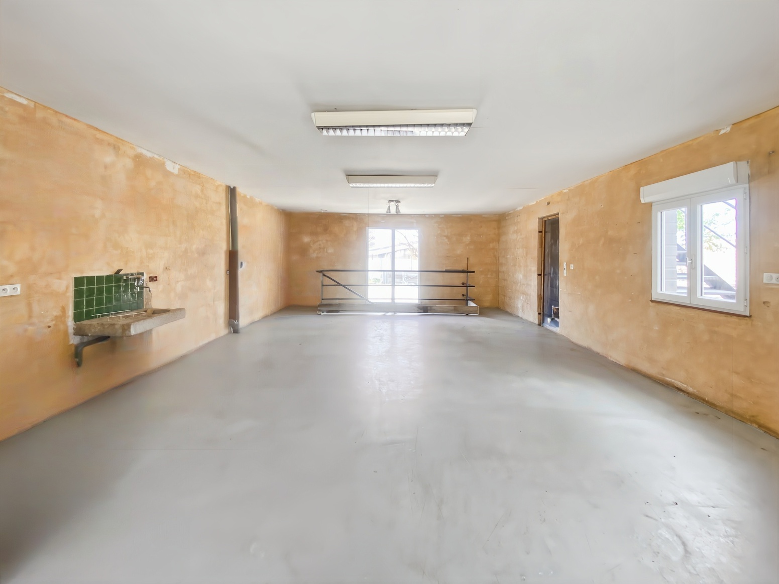 local commercial 6 pièces - 179m2 à Marseille (13013)