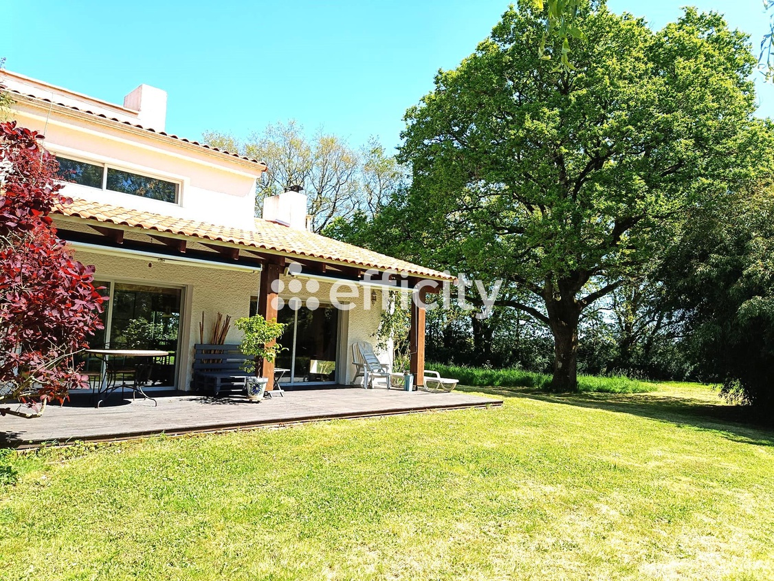 maison 11 pièces - 201m2 à La Roche-sur-Yon (85000)