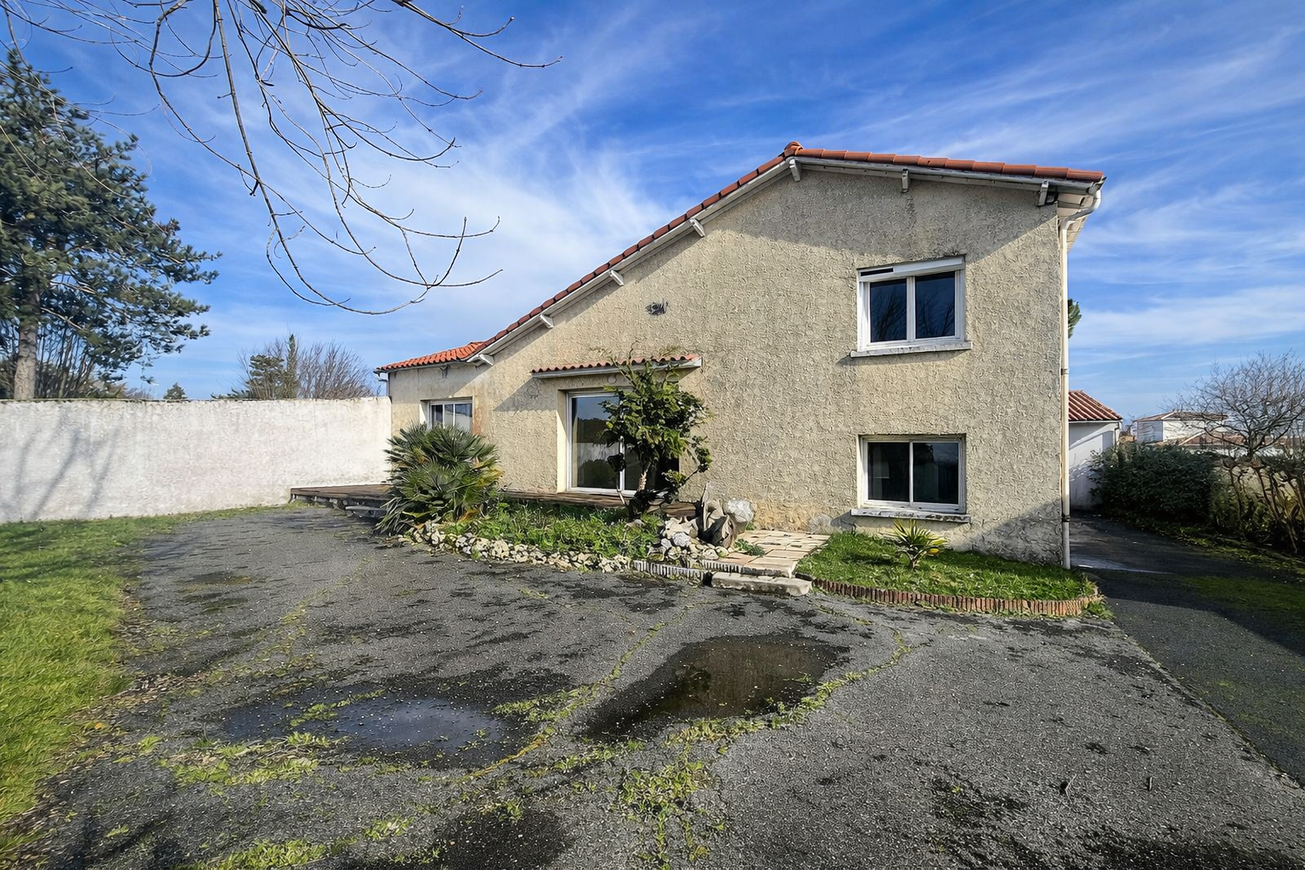 Achat immobilier Maison 5 pièces  124m2 à Semussac (17120) - Photo n°1