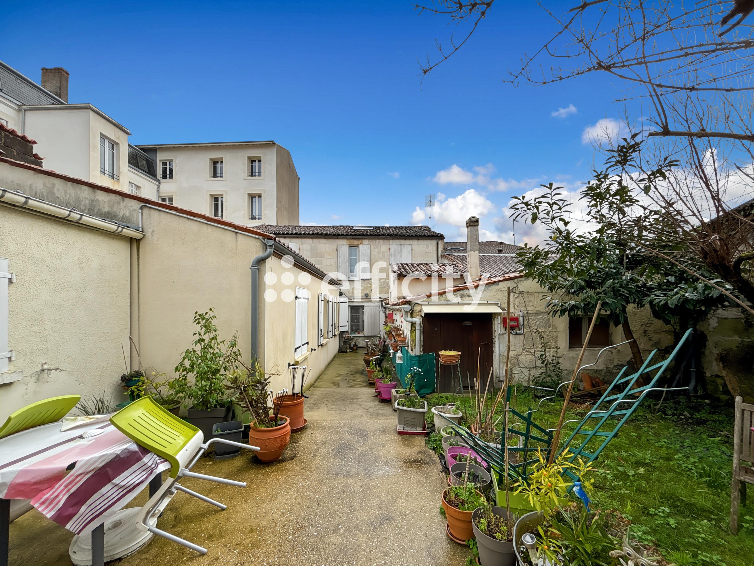 Achat immobilier Immeuble 15 pièces  250m2 à Saintes (17100) - Photo n°1