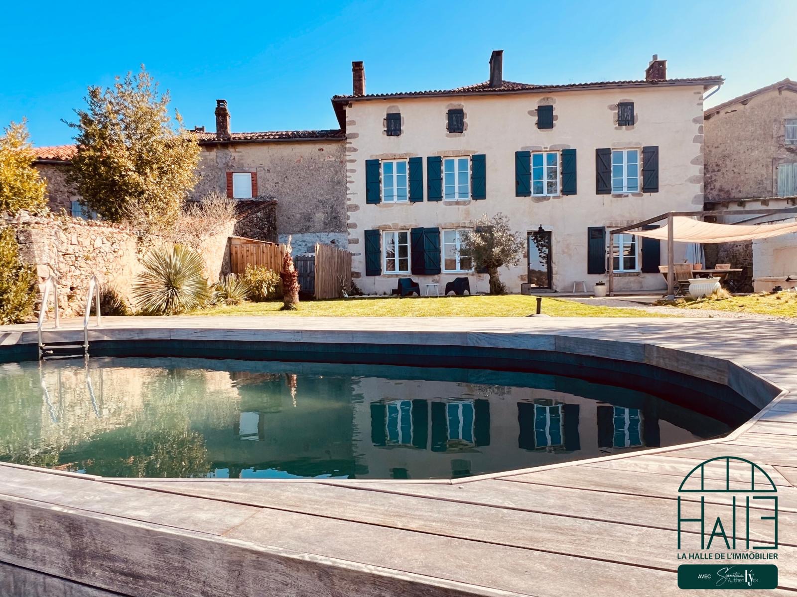 Maison 9 pièces 311 m² · à Confolens · 311 m² · 379 000 €