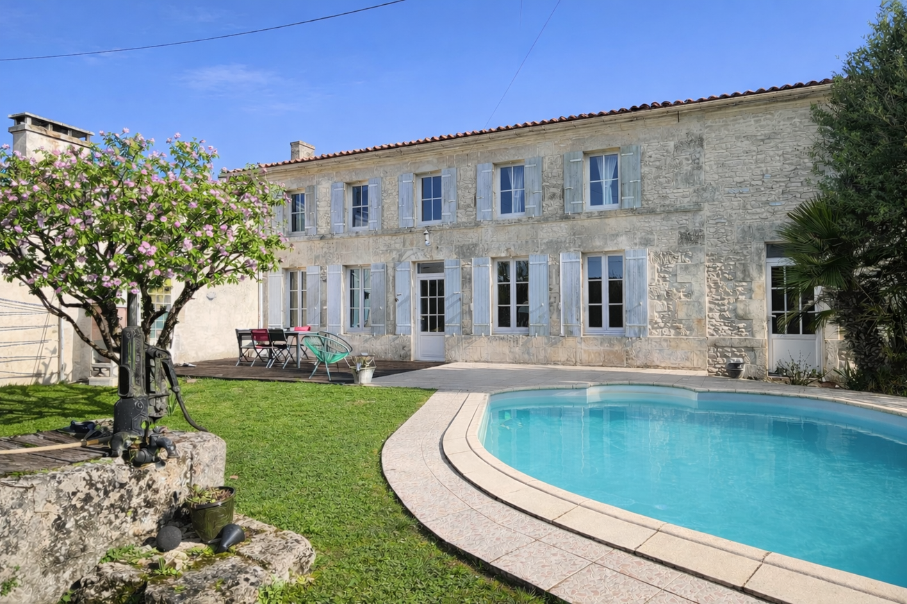 Achat immobilier Maison 5 pièces  240m2 à Le Chay (17600) - Photo n°1