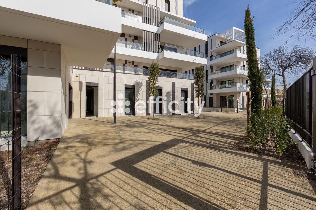 Local commercial 398 m2 avec terrasse - Marseille (13008) Local commercial 398 m2 avec terrasse - Marseille (13008)