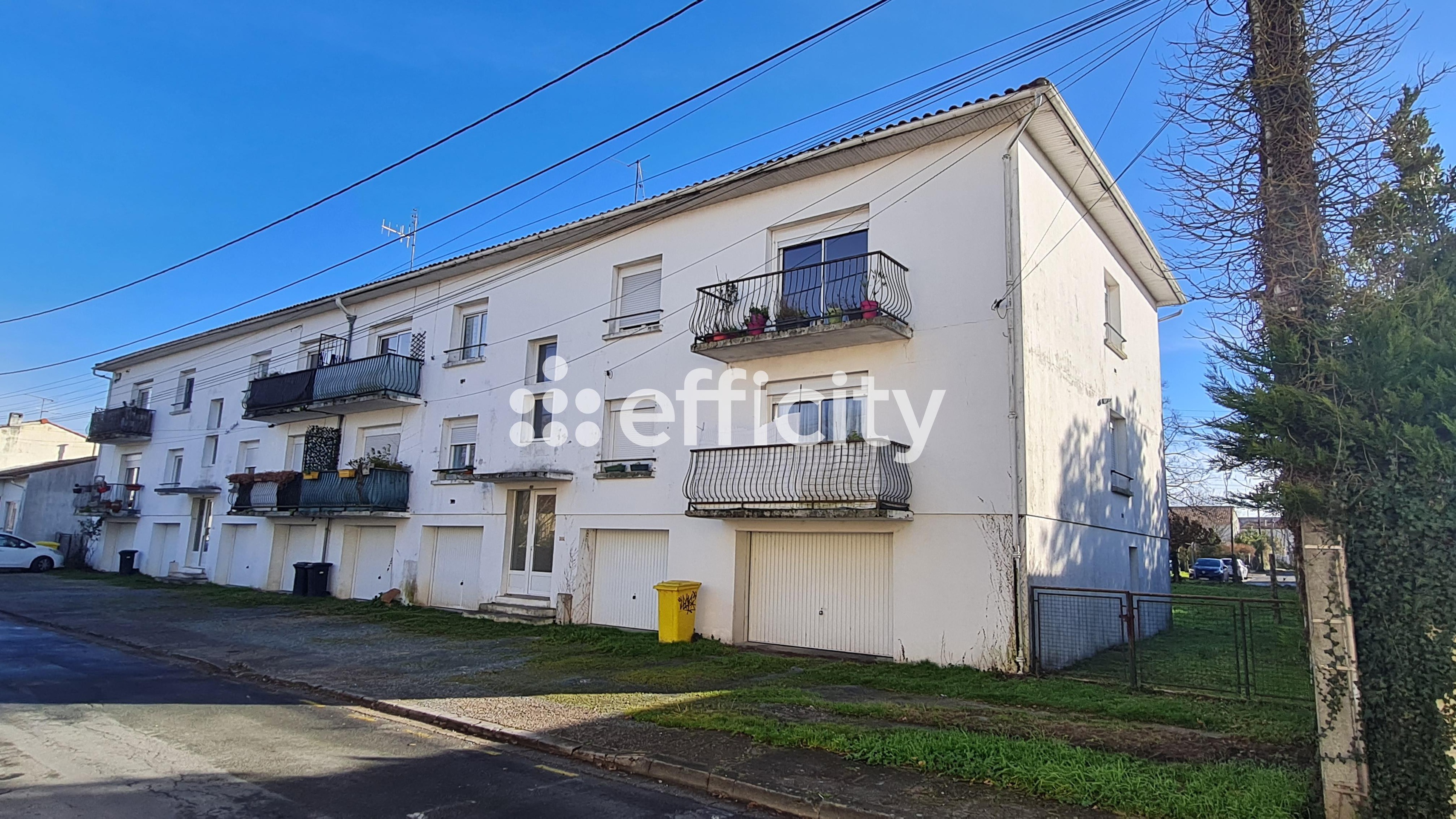 Achat immobilier Immeuble 28 pièces  628m2 à Saintes (17100) - Photo n°1
