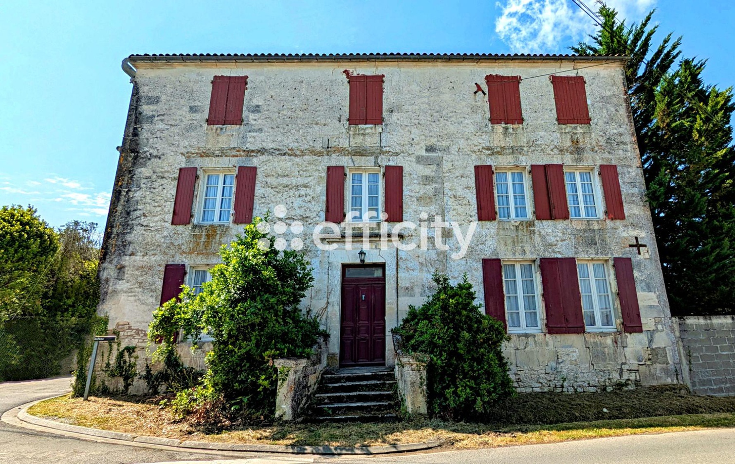 Achat immobilier Maison 10 pièces  206m2 à Hiersac (16290) - Photo n°1