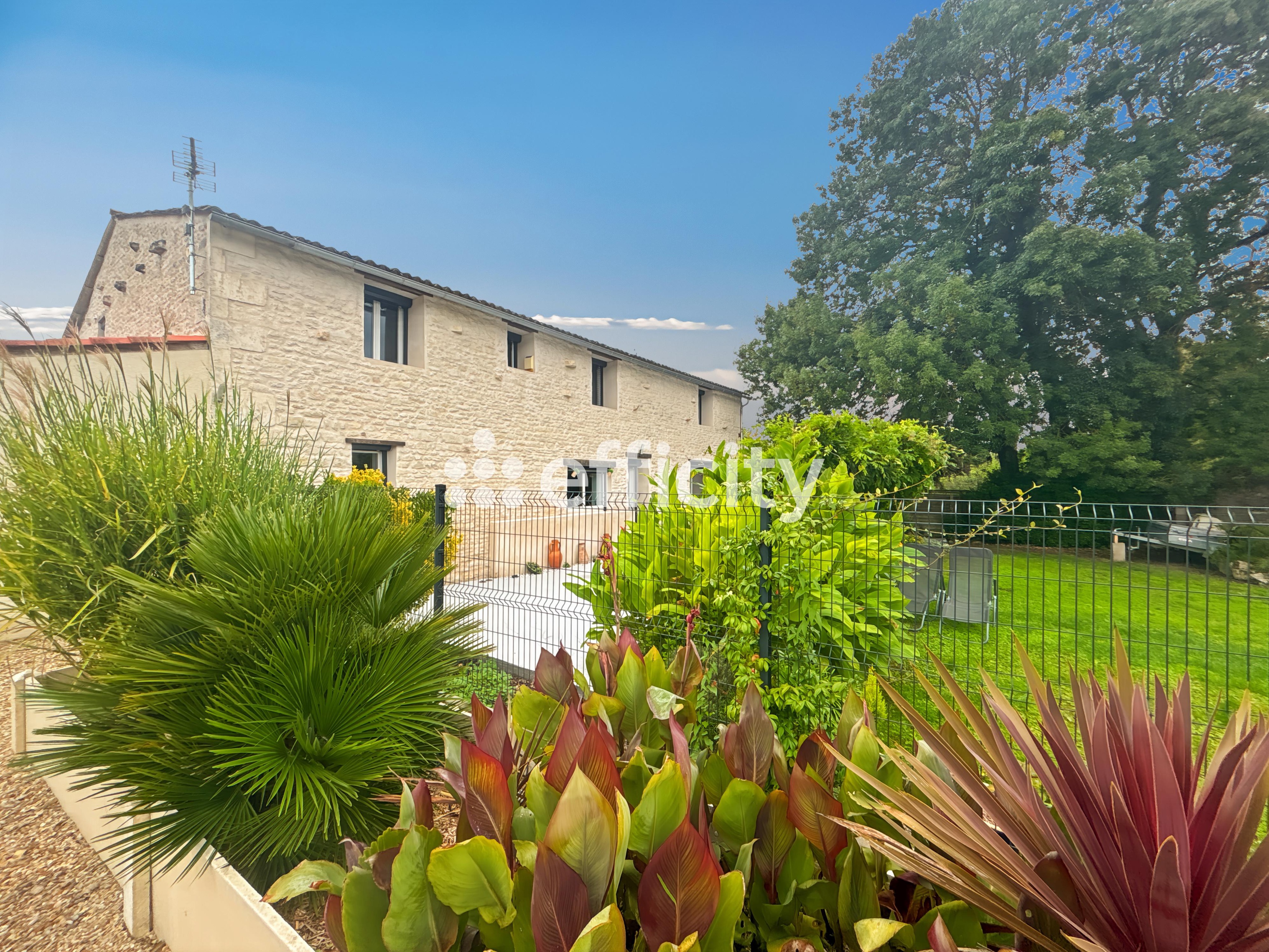 Achat immobilier Maison 6 pièces  192m2 à Nantillé (17770) - Photo n°1