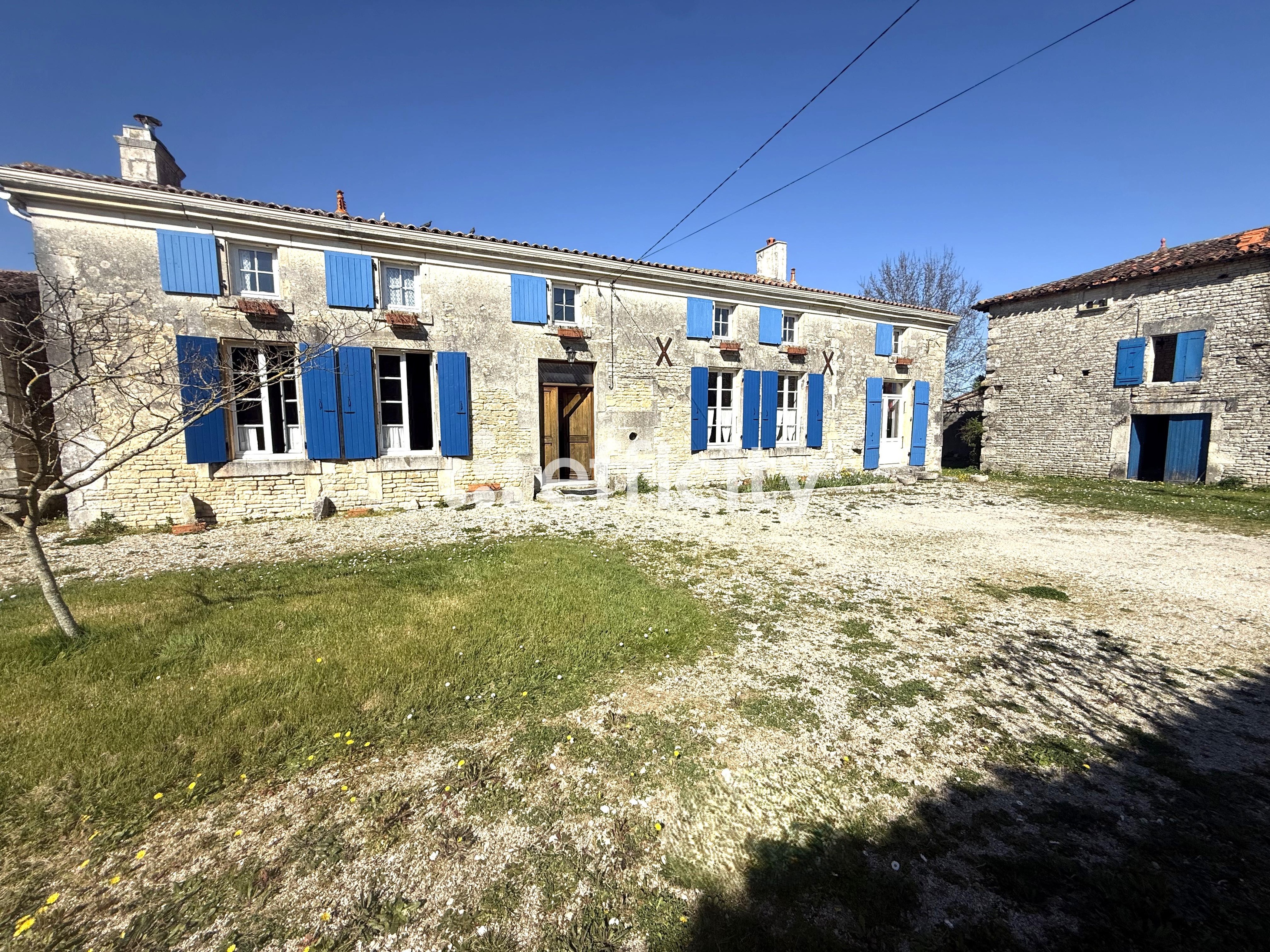 Achat immobilier Maison 6 pièces  198m2 à Ranville-Breuillaud (16140) - Photo n°1