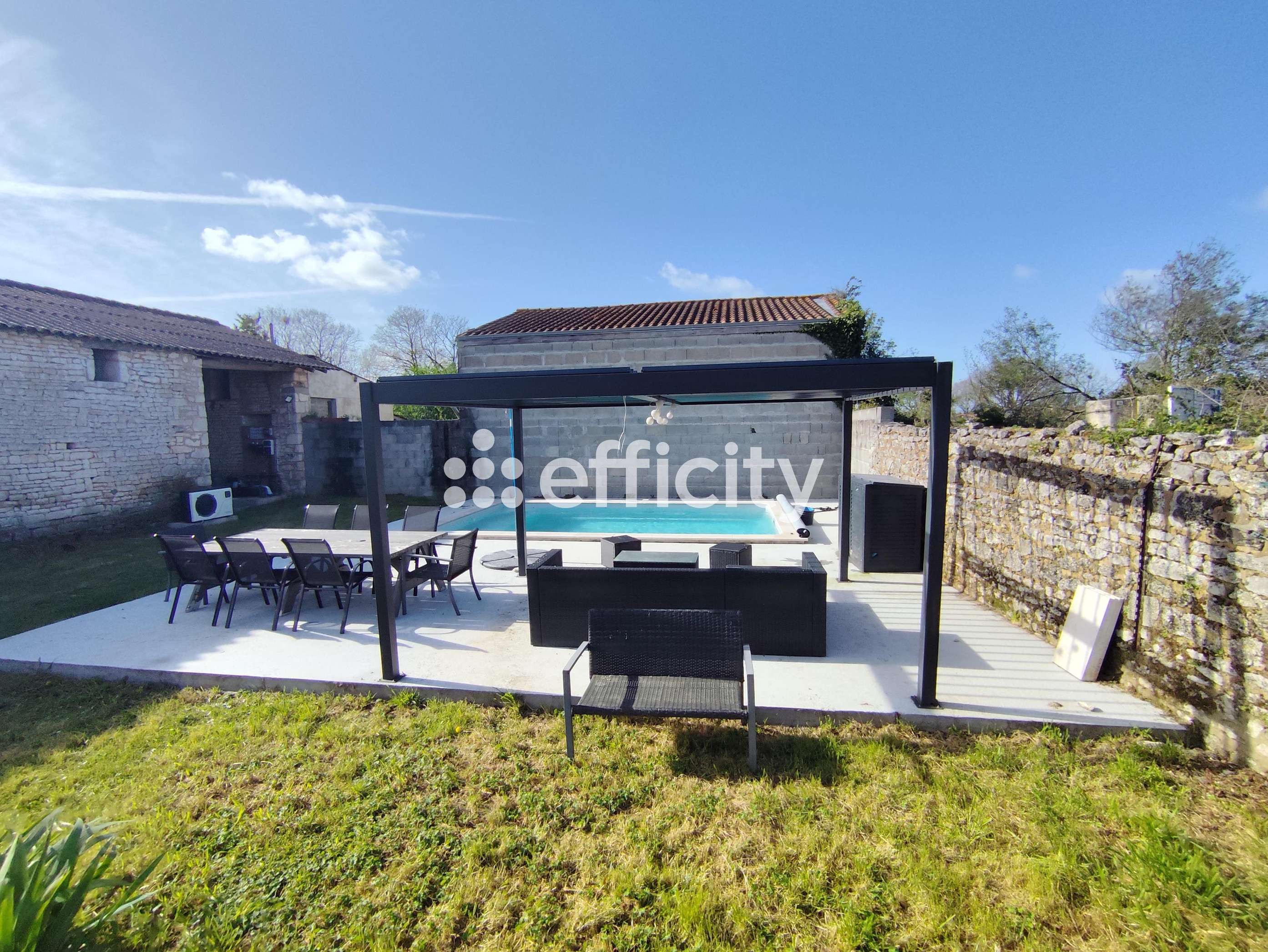 Achat immobilier Maison 7 pièces  140m2 à Sainte-Gemme (17250) - Photo n°1