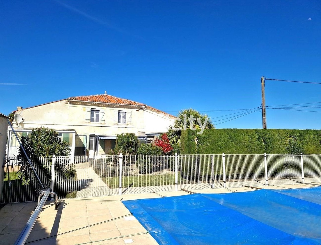 Achat immobilier Maison 10 pièces  222m2 à Tesson (17460) - Photo n°1