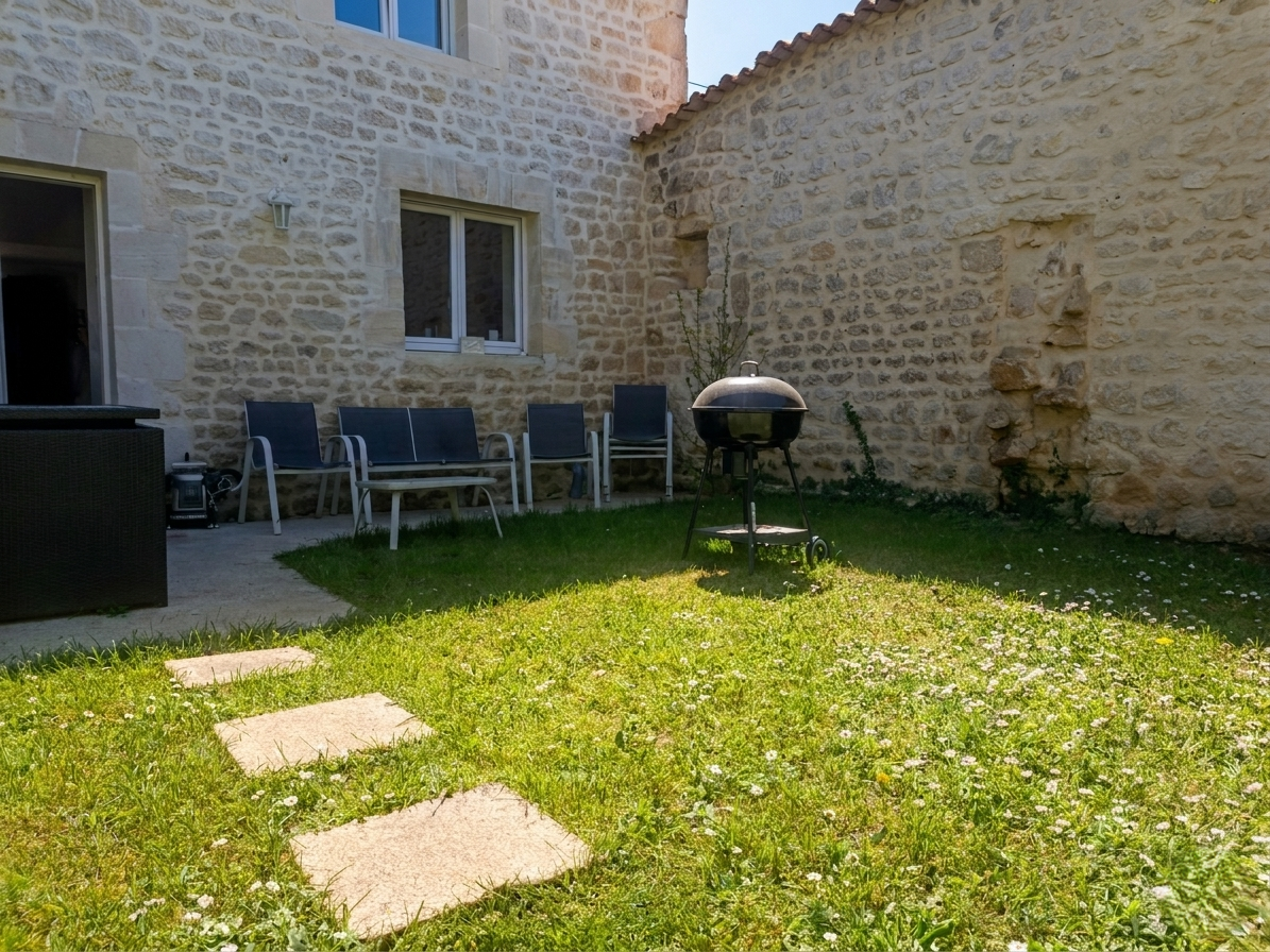 Maison 6 pièces 137 m² · à Saint-Sigismond-de-Clermont · 137 m² · 14 880 €