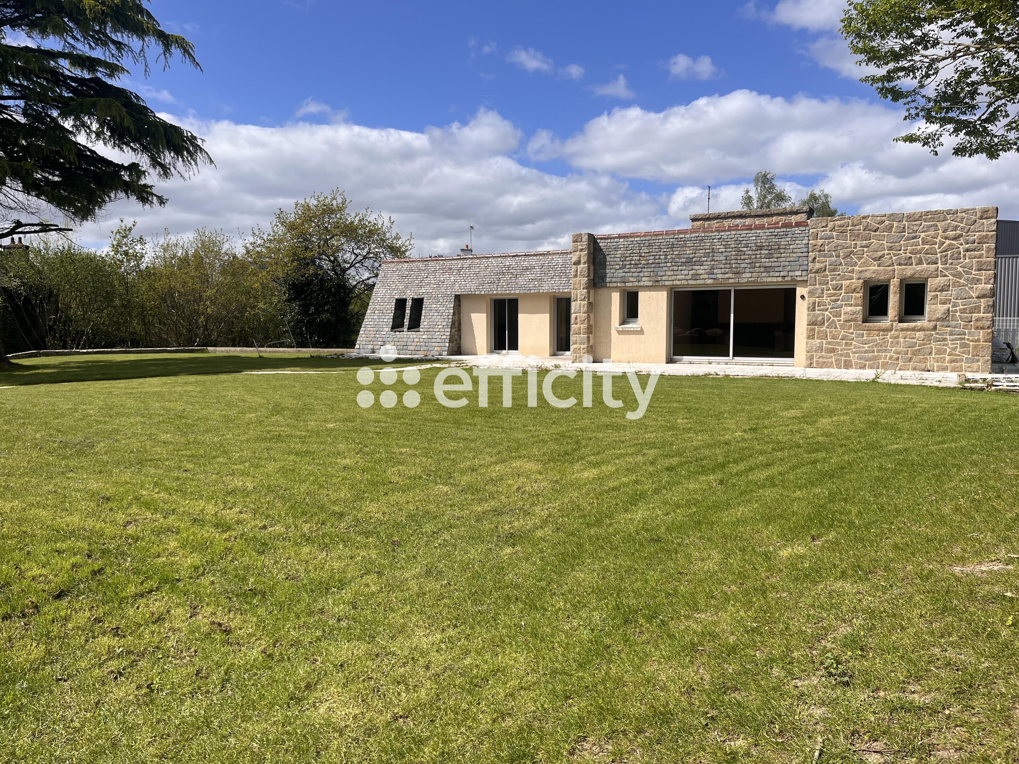Achat immobilier Maison 7 pièces  170m2 à Ploumagoar (22970) - Photo n°1