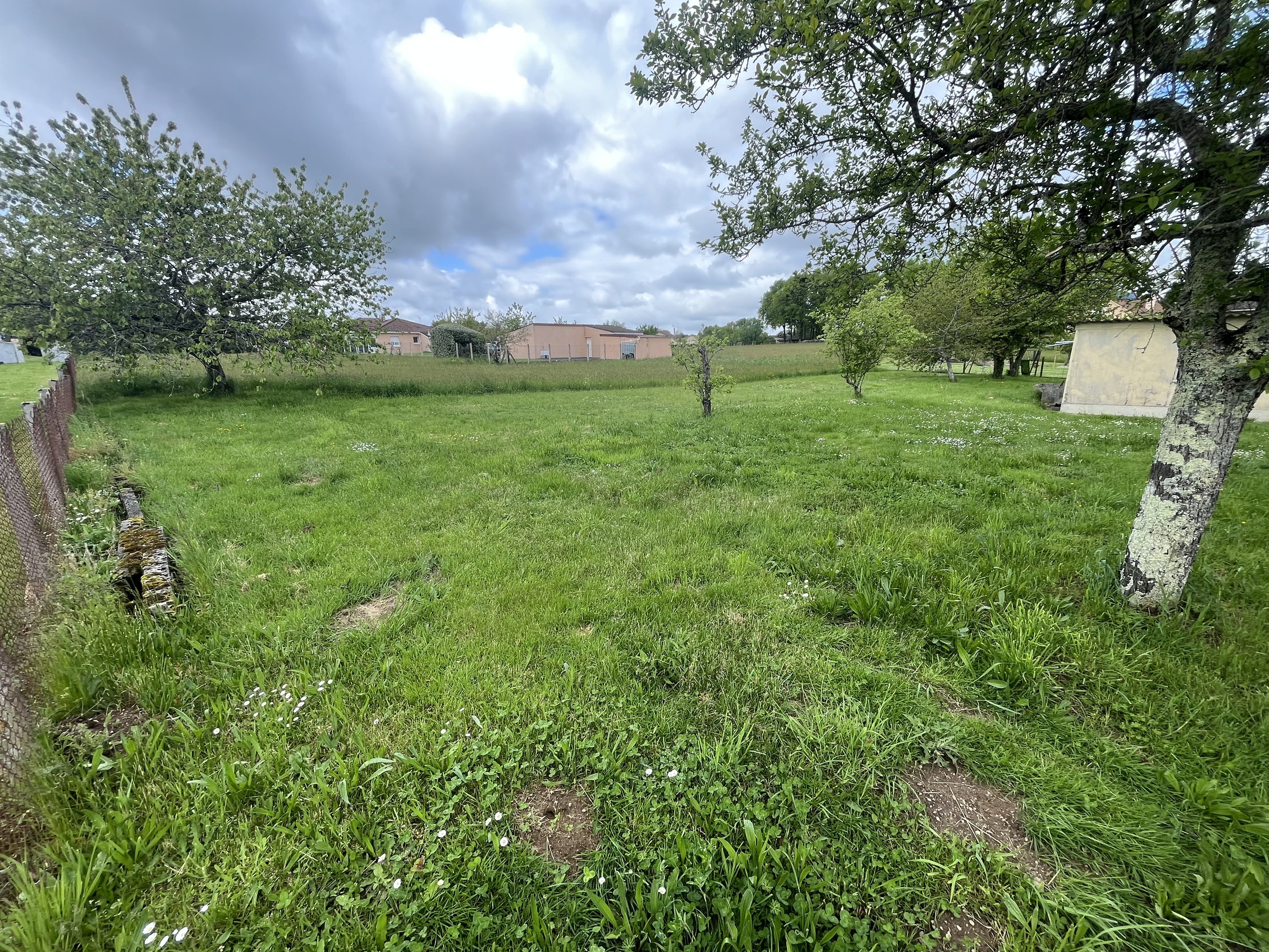 terrain  - 1699,0m2 à Rochechouart (87600)