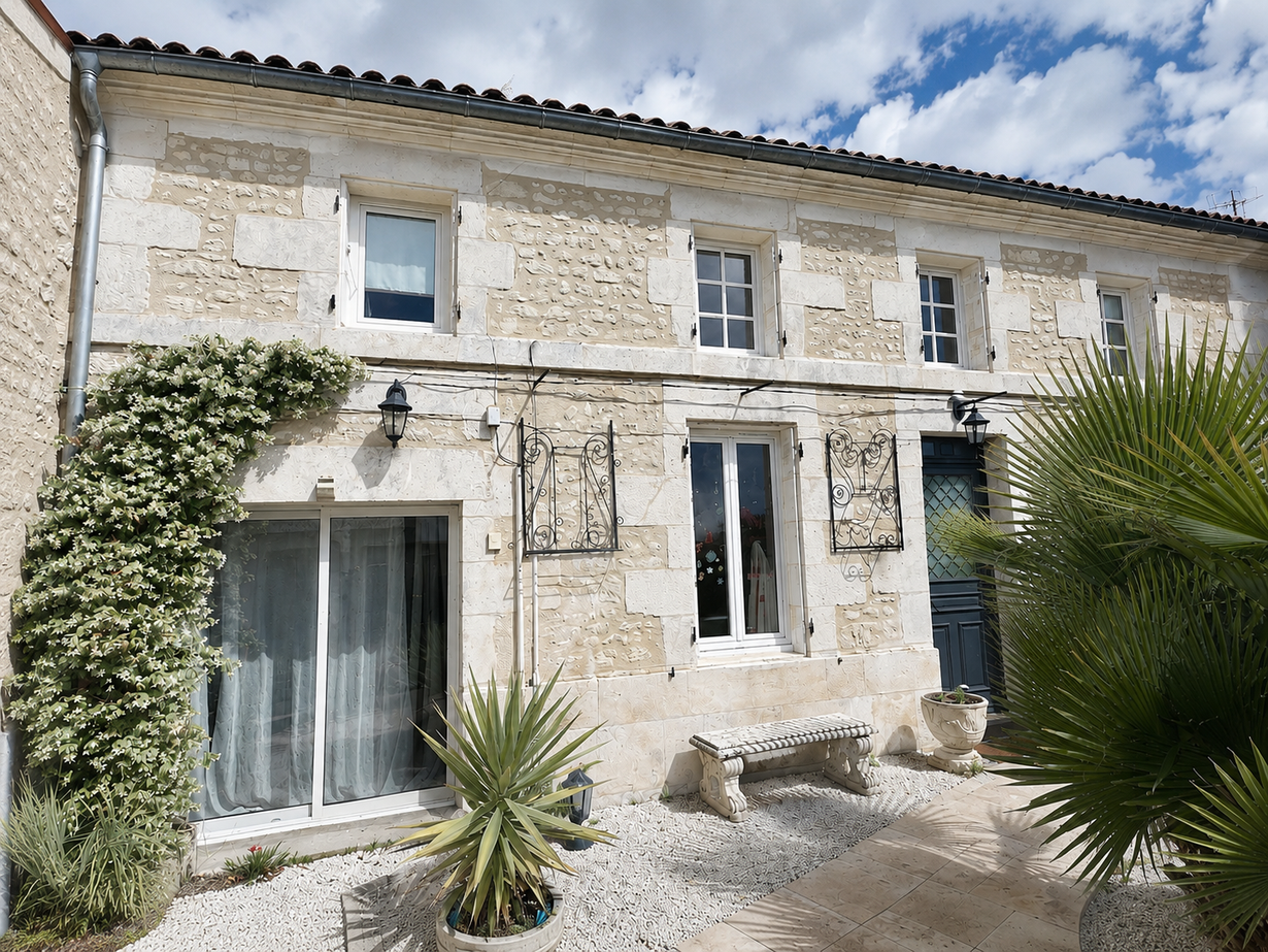 Achat immobilier Maison 6 pièces  227m2 à Saint-Vaize (17100) - Photo n°1
