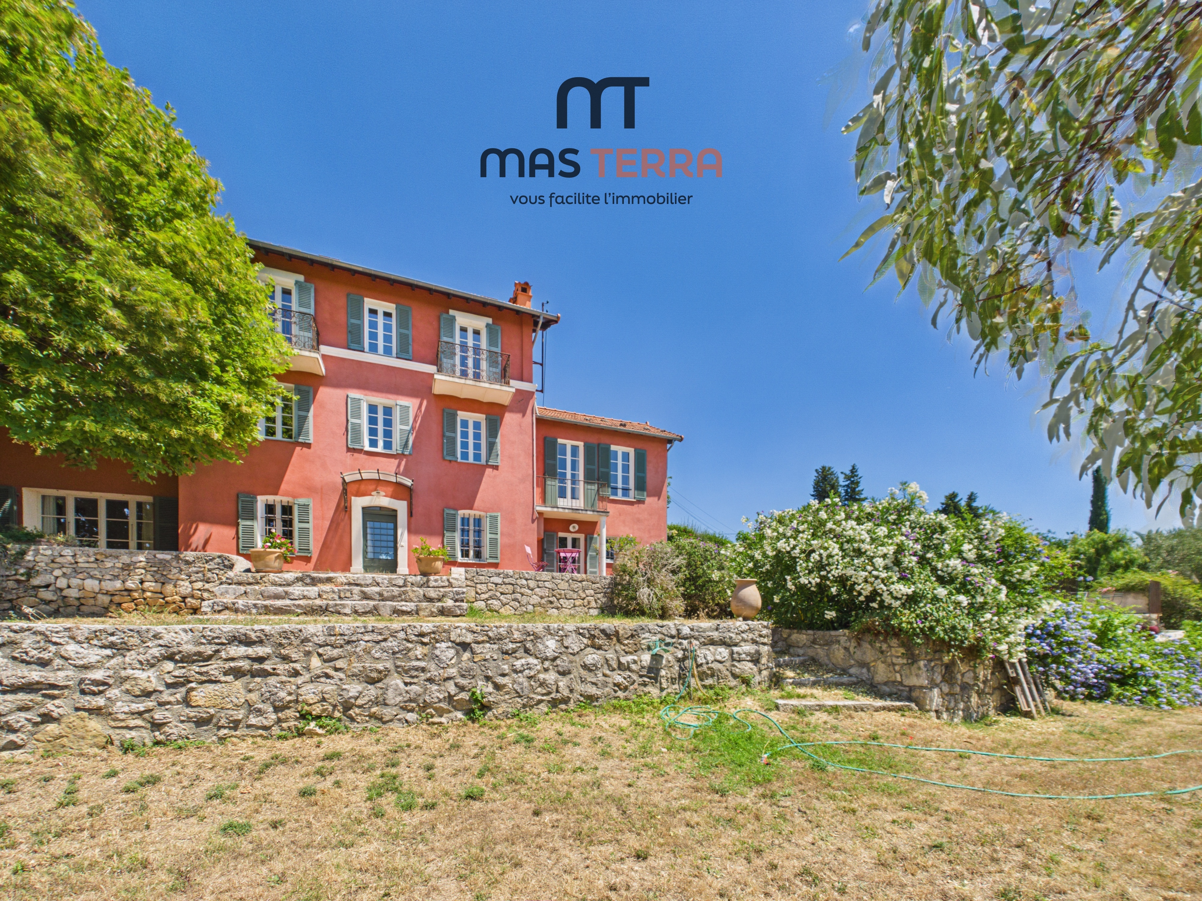 Maison 9 pièces 248 m² · à Châteauneuf-Grasse · 248 m² · 1 090 000 €