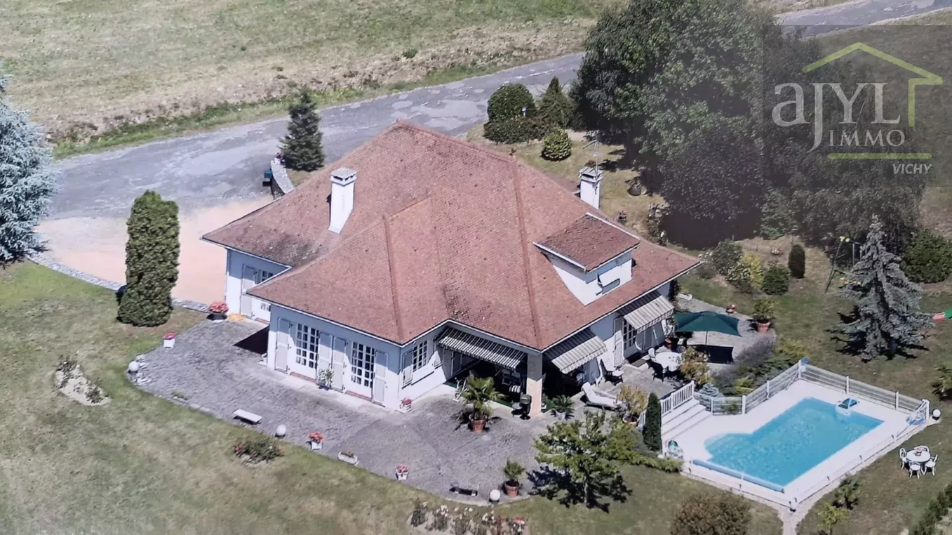 maison 9 pièces - 220,0m2 à Thiers (63300)