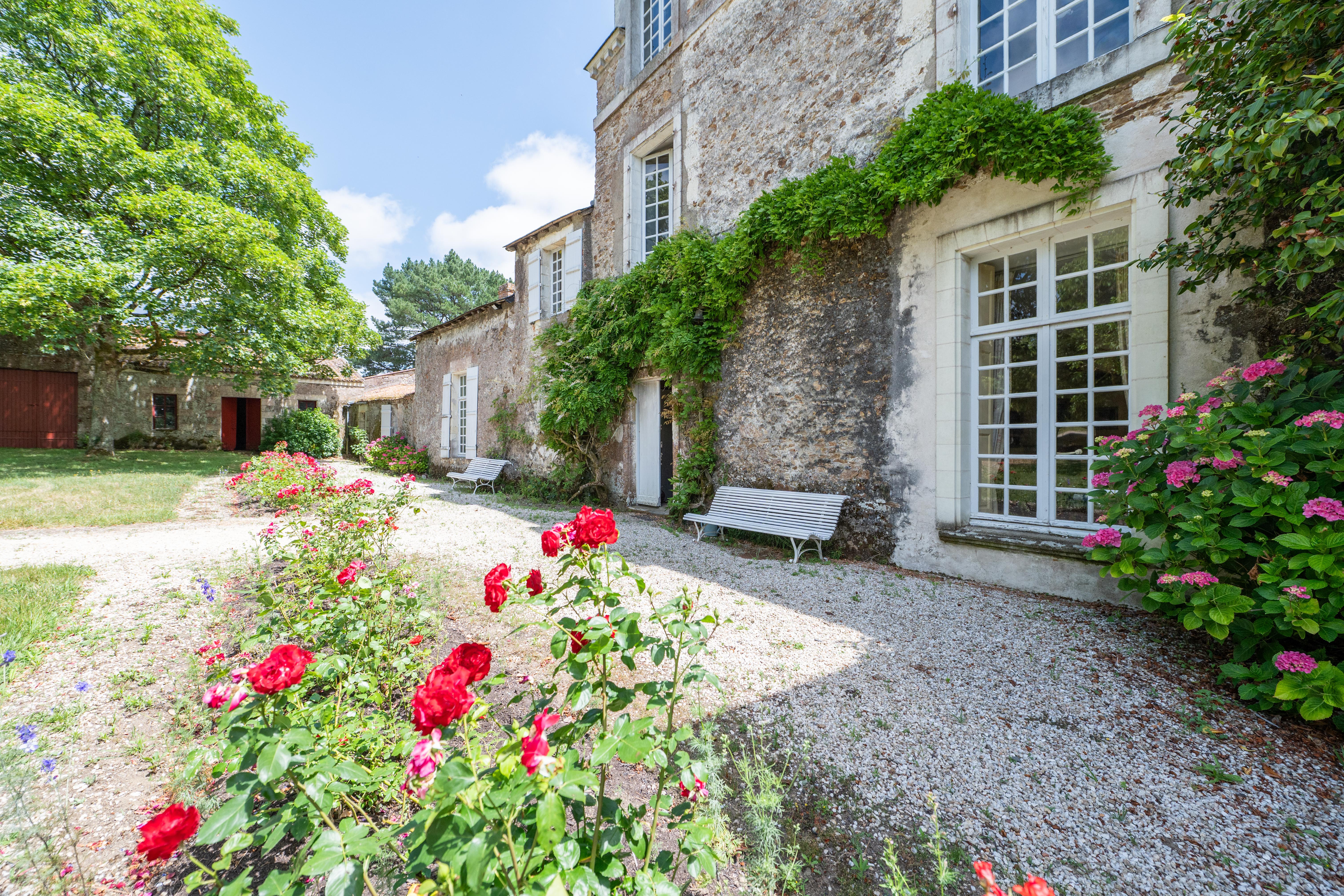 Maison 11 pièces 397 m² · à Le Loroux-Bottereau · 397 m² · 983 250 €