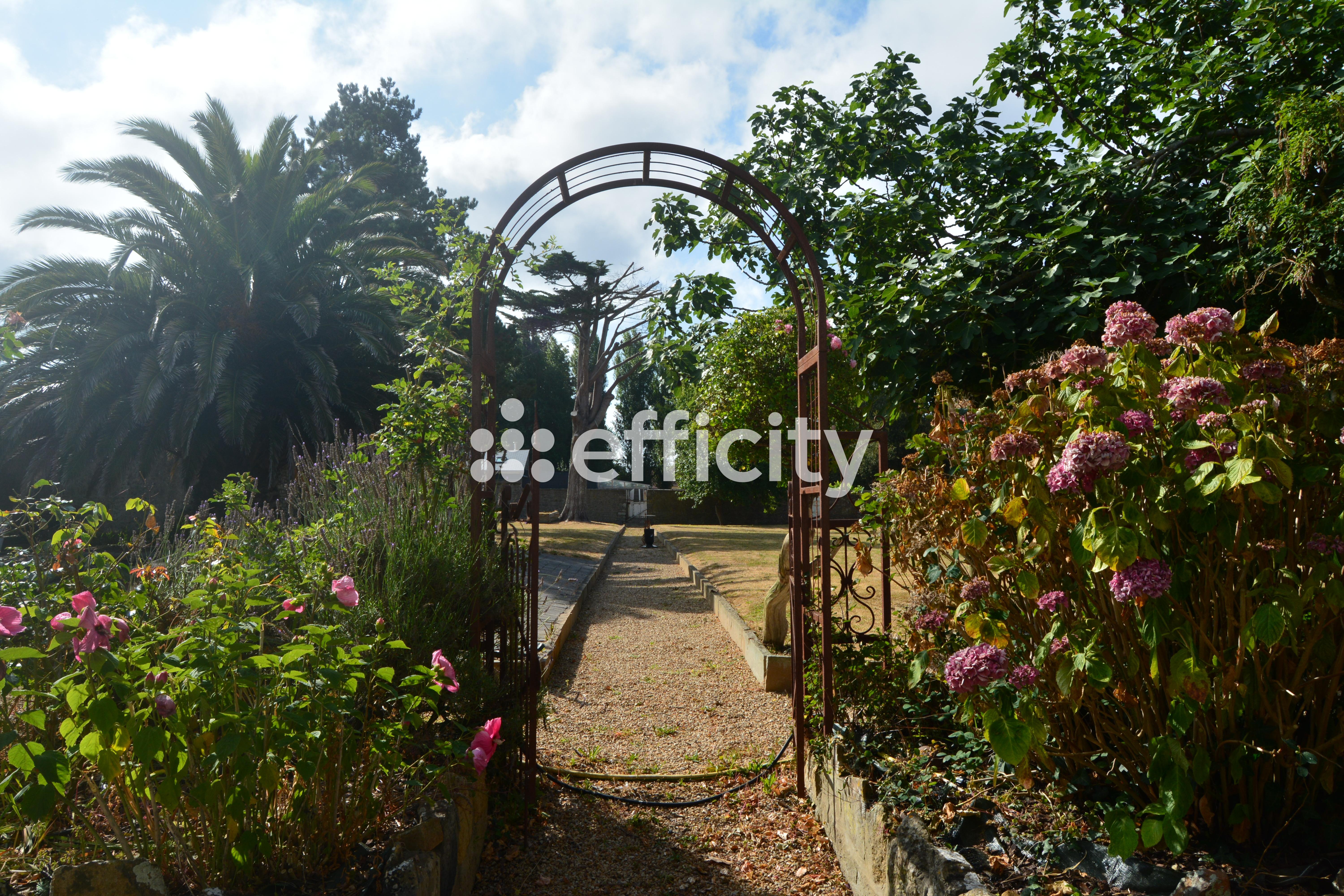 Maison 11 pièces 400 m² · à Surtainville · 400 m² · 595 000 €