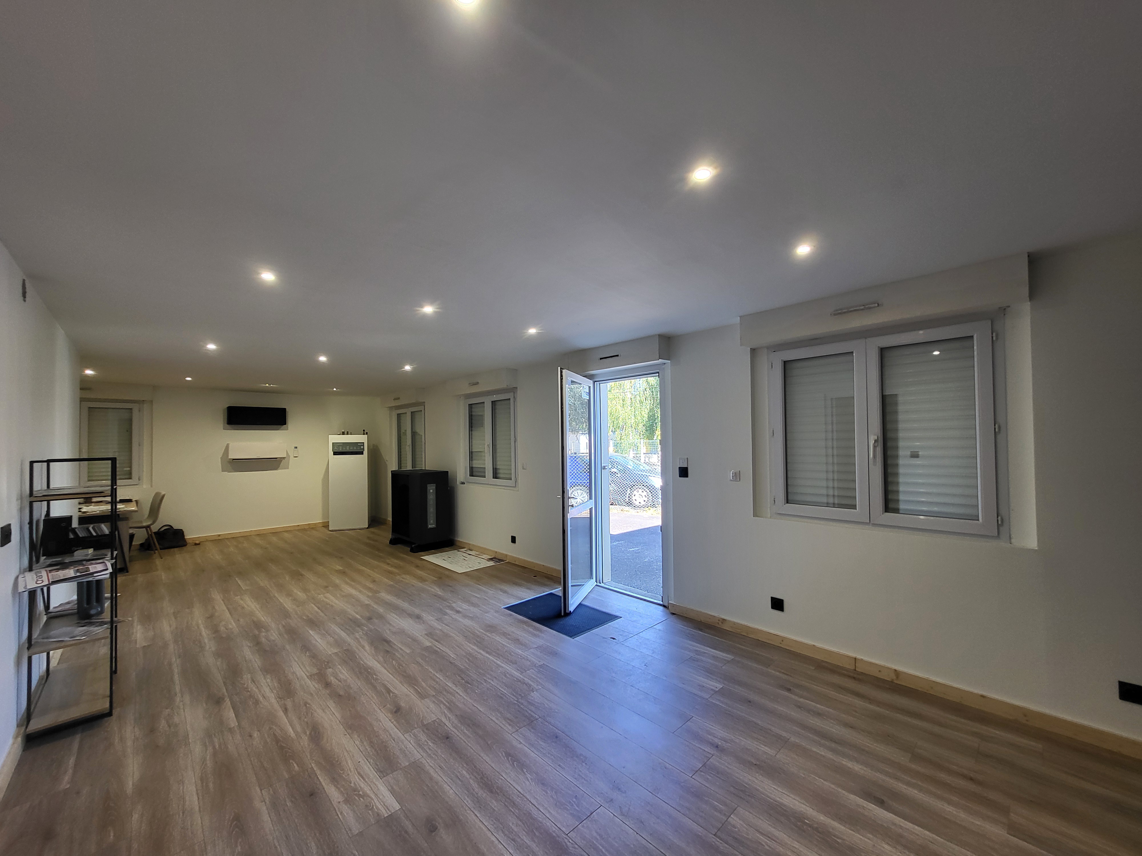 Local commercial 320 m² · à Montfort-sur-Meu · 320 m² · 291 600 €
