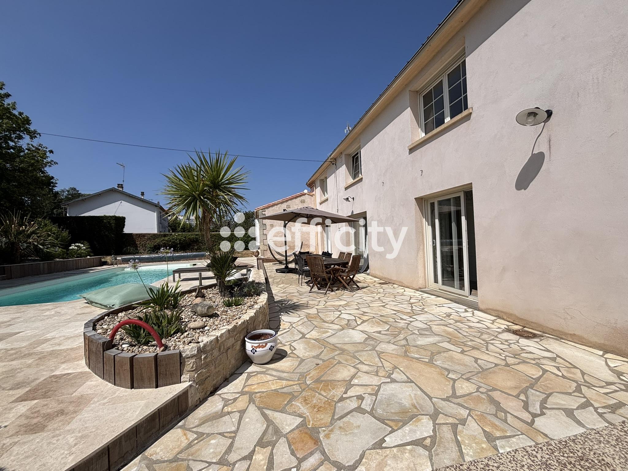 Maison 9 pièces 243 m² · à Fontenay-le-Comte · 243 m² · 487 000 €