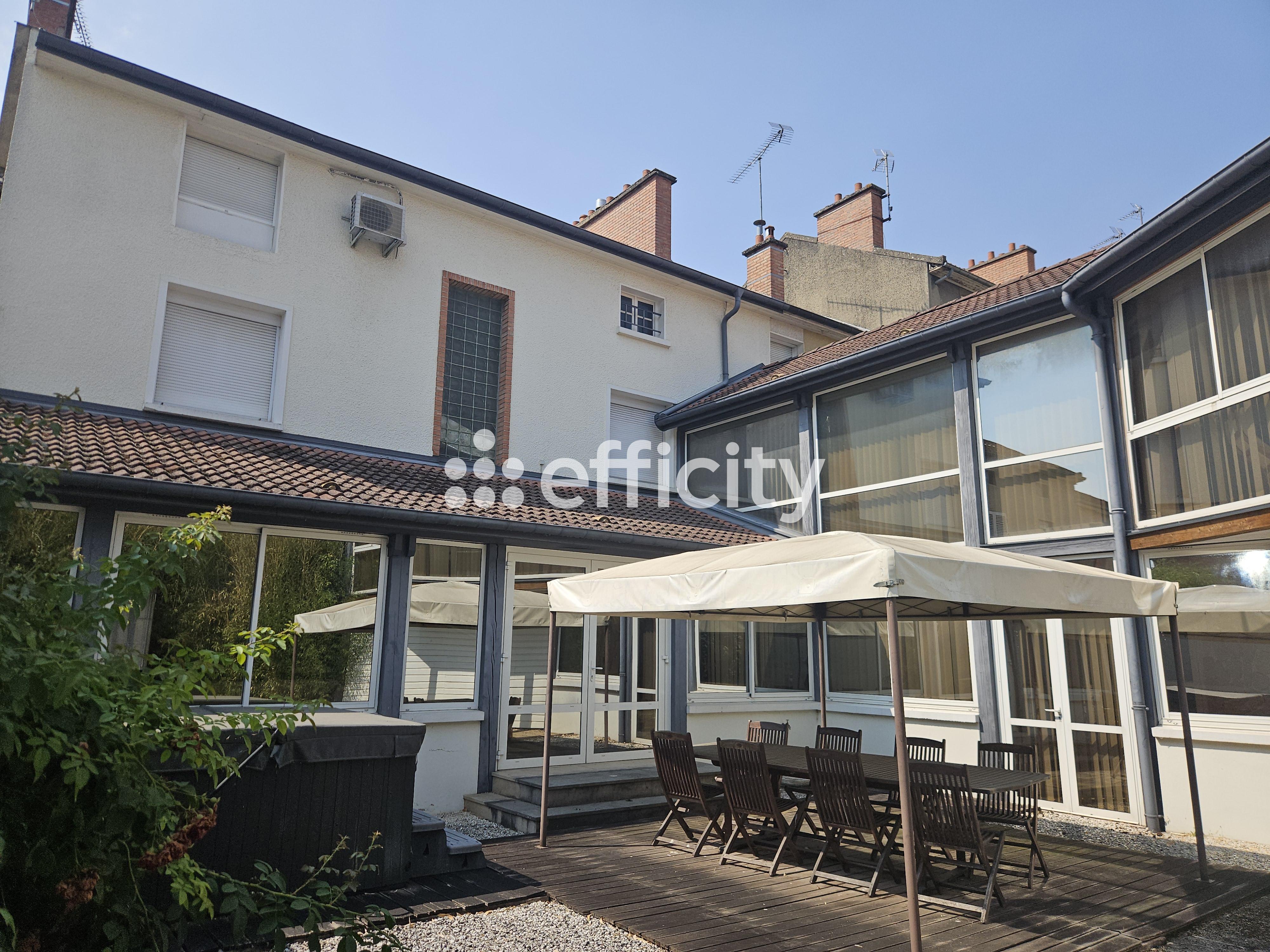 Maison 10 pièces 370 m² · à Vitry-le-François · 370 m² · 260 000 €