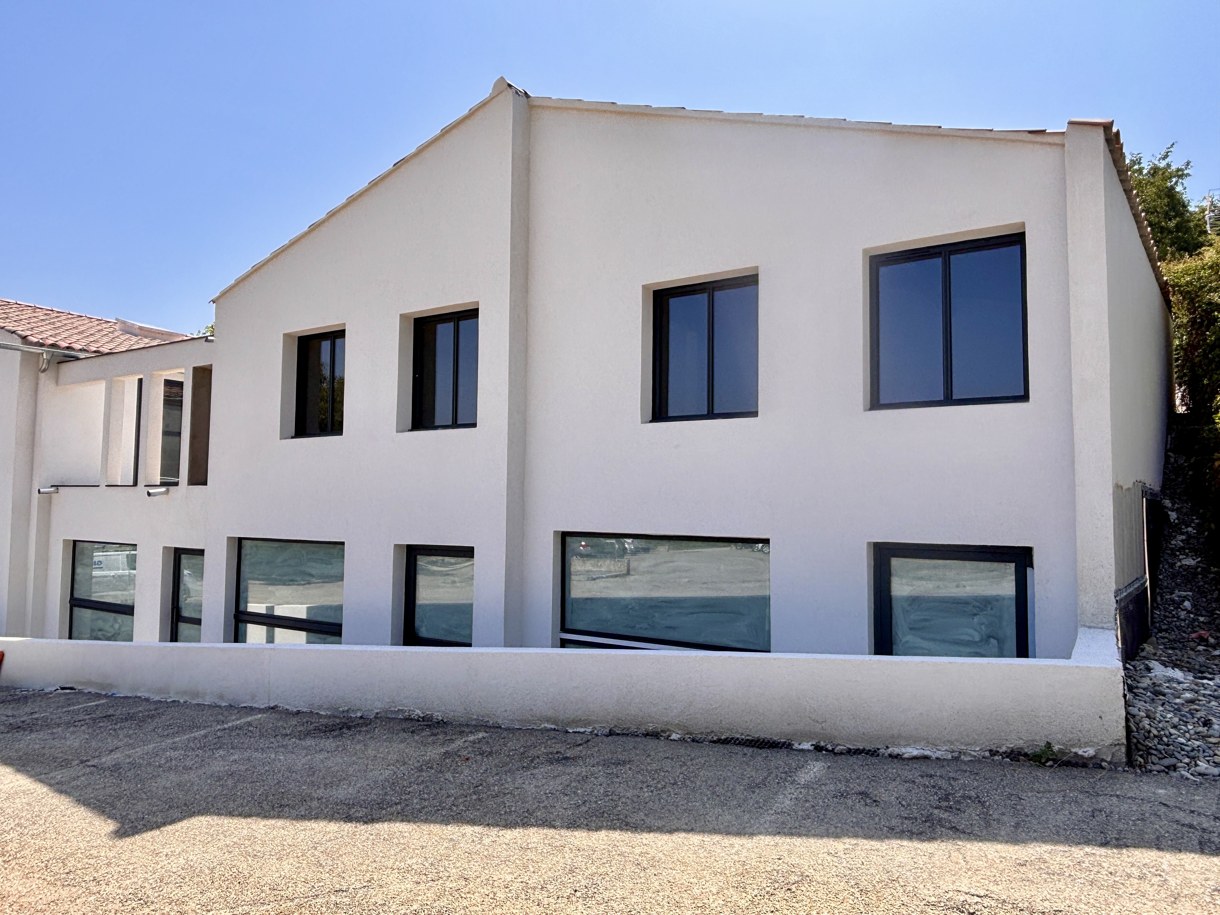 Fonds De Commerce - 68 m² · à Ginasservis · 68 m² · 13 440 €